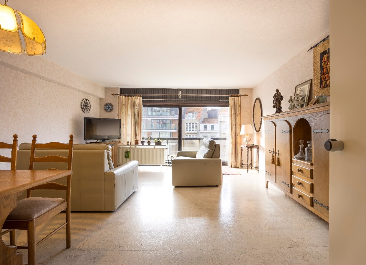 Zonnig tweeslaapkamerappartement op enkele passen van de zeedijk te Heist. 