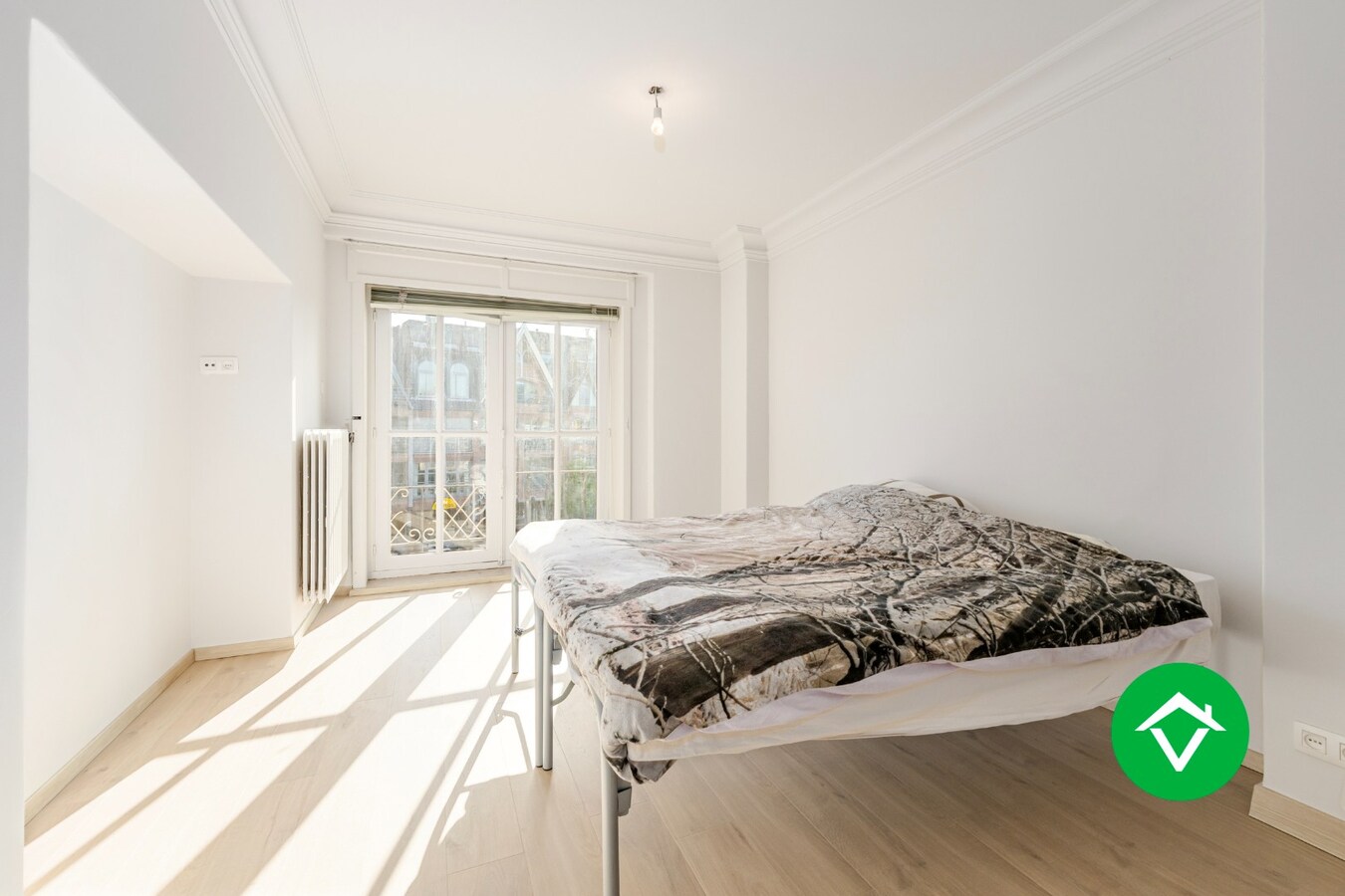 Ruim triplex appartement met 5 slaapkamers, in het centrum van Torhout 