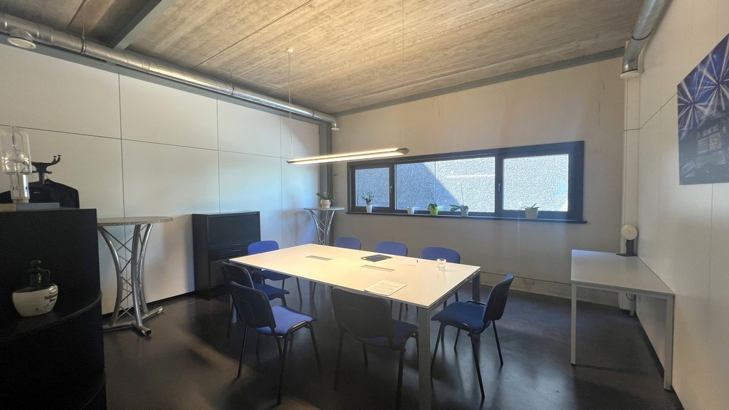 Bedrijfspand met appartement te koop nabij N47 in Lebbeke