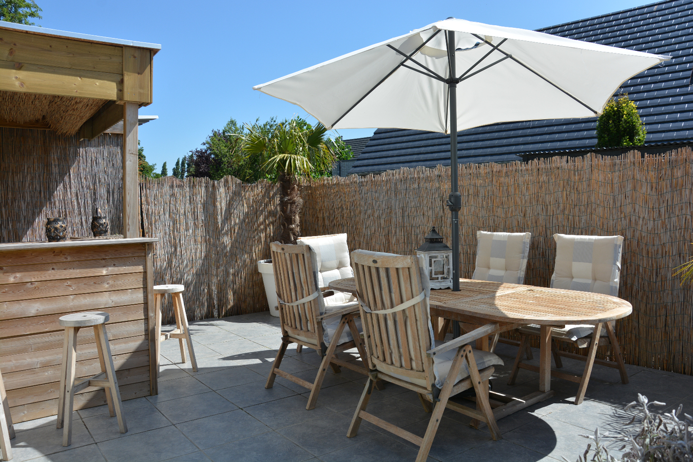 Goed gelegen hoekwoning met gezellige tuin en garage 