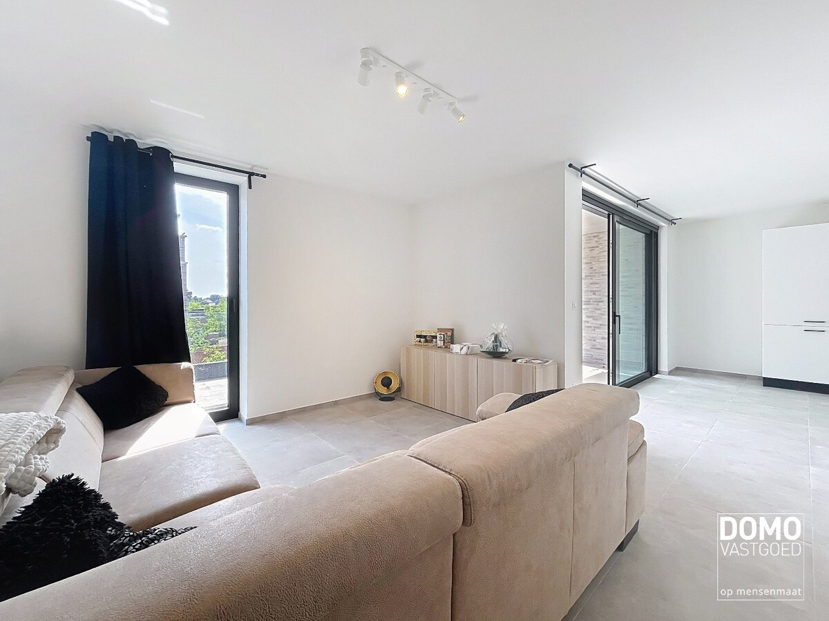 NIEUWBOUWAPPARTEMENT MET 2 SLAAPKAMERS, RUIM TERRAS, ONDERGRONDSE AUTOSTANDPLAATS EN KELDERBERGING IN MAASMECHELEN 