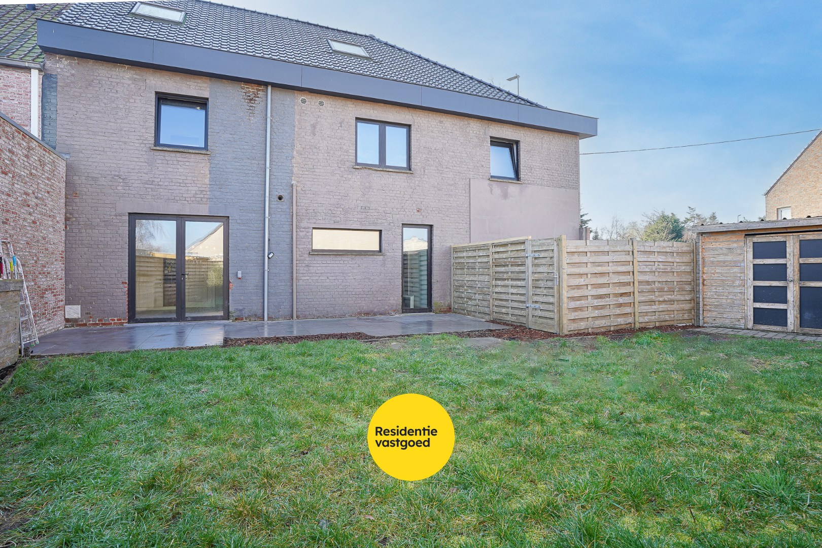 Ruime hoekwoning in het centrum van Eernegem 