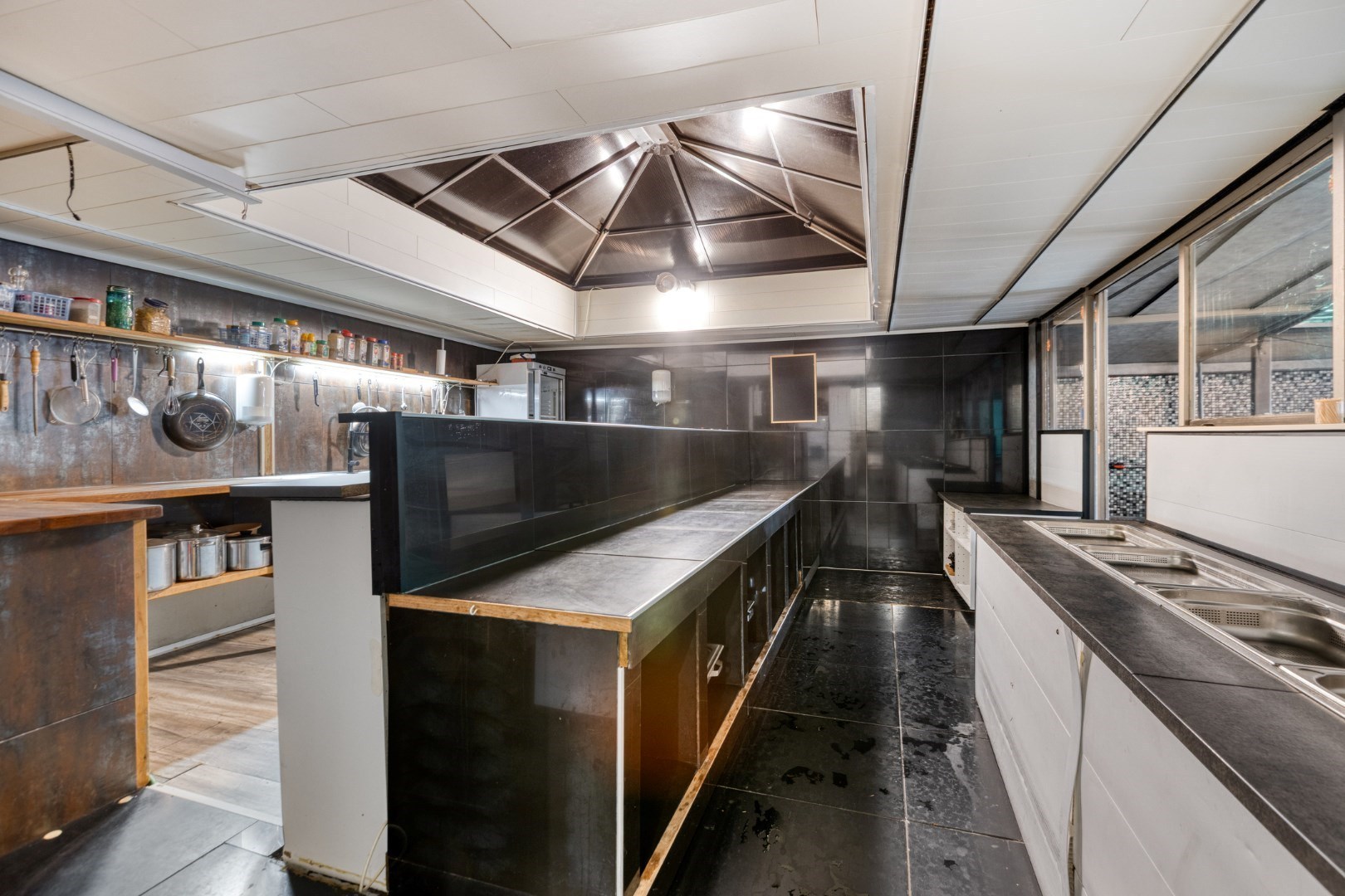 Handelshuis met tal van mogelijkheden in Geel 