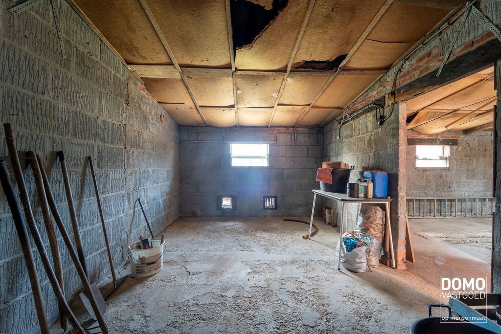 Te renoveren woning met grote tuin en achterliggende stal 