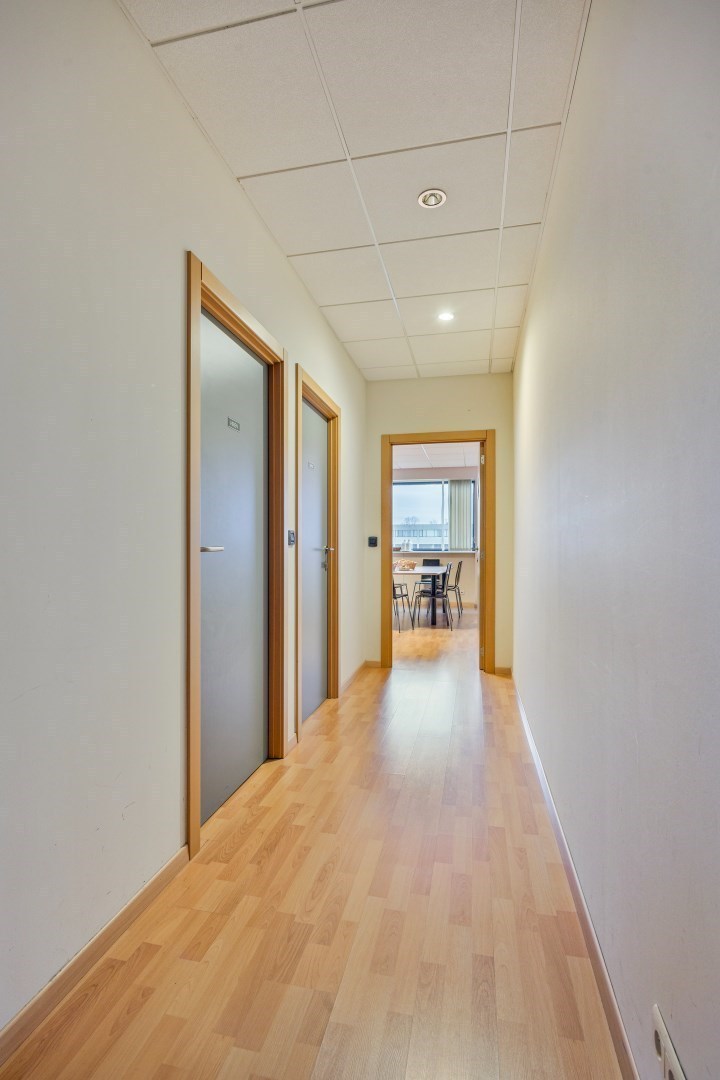 Kantoor te koop in het industriepark te Haasrode/Heverlee met 14 parkings - opp. 626 m² - verkoop van aandelen 