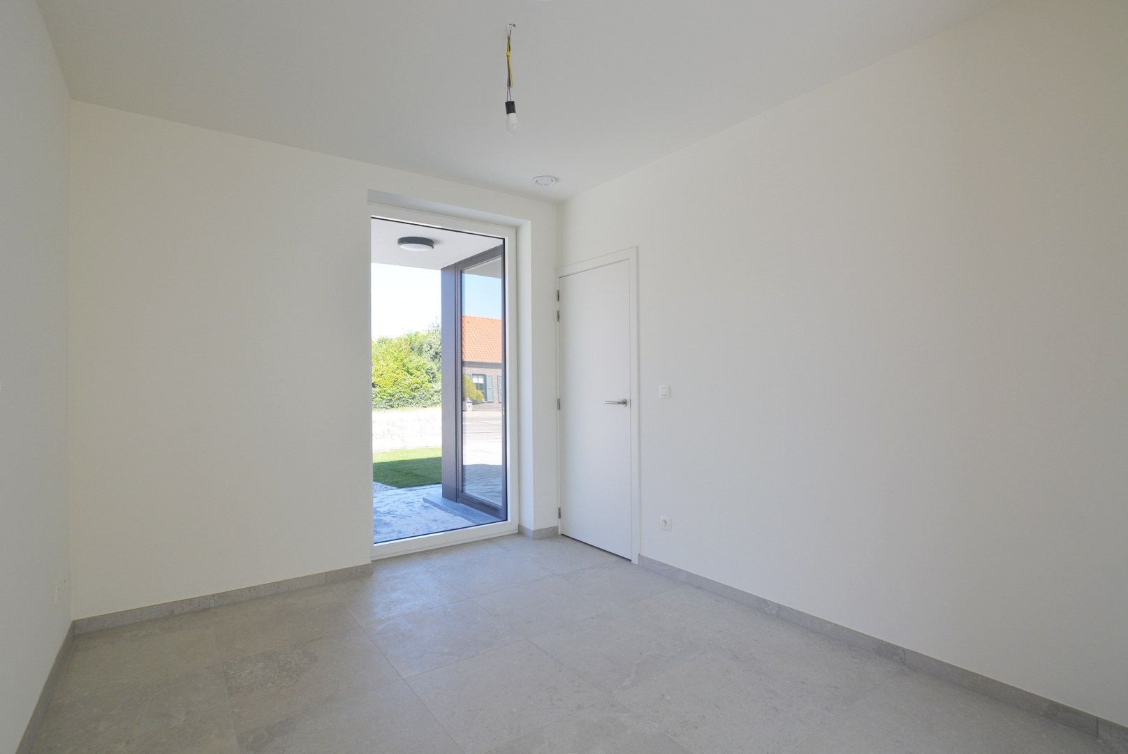 Moderne, energiezuinige, halfvrijstaande woning met carport op 3 a 80 ca. 