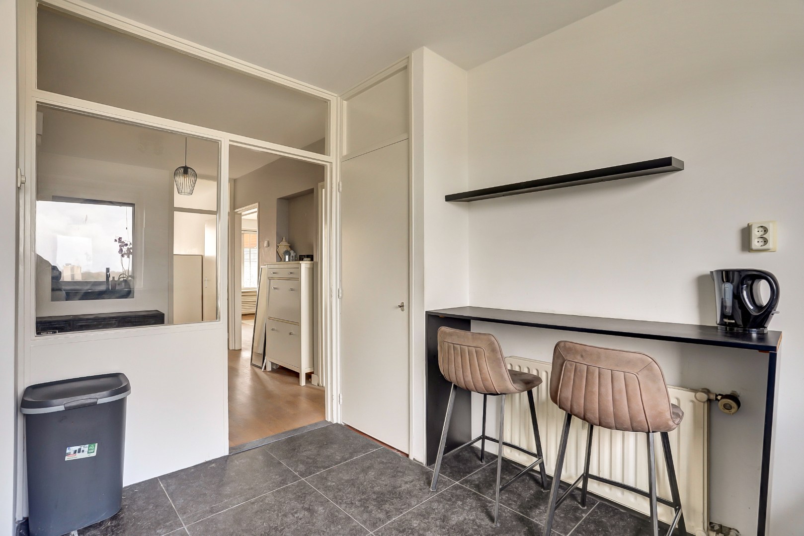 4-kamer appartement op de 6e verdieping met keurige keuken en badkamer, 2 balkons, berging in de onderbouw en gelegen op eigen grond! 