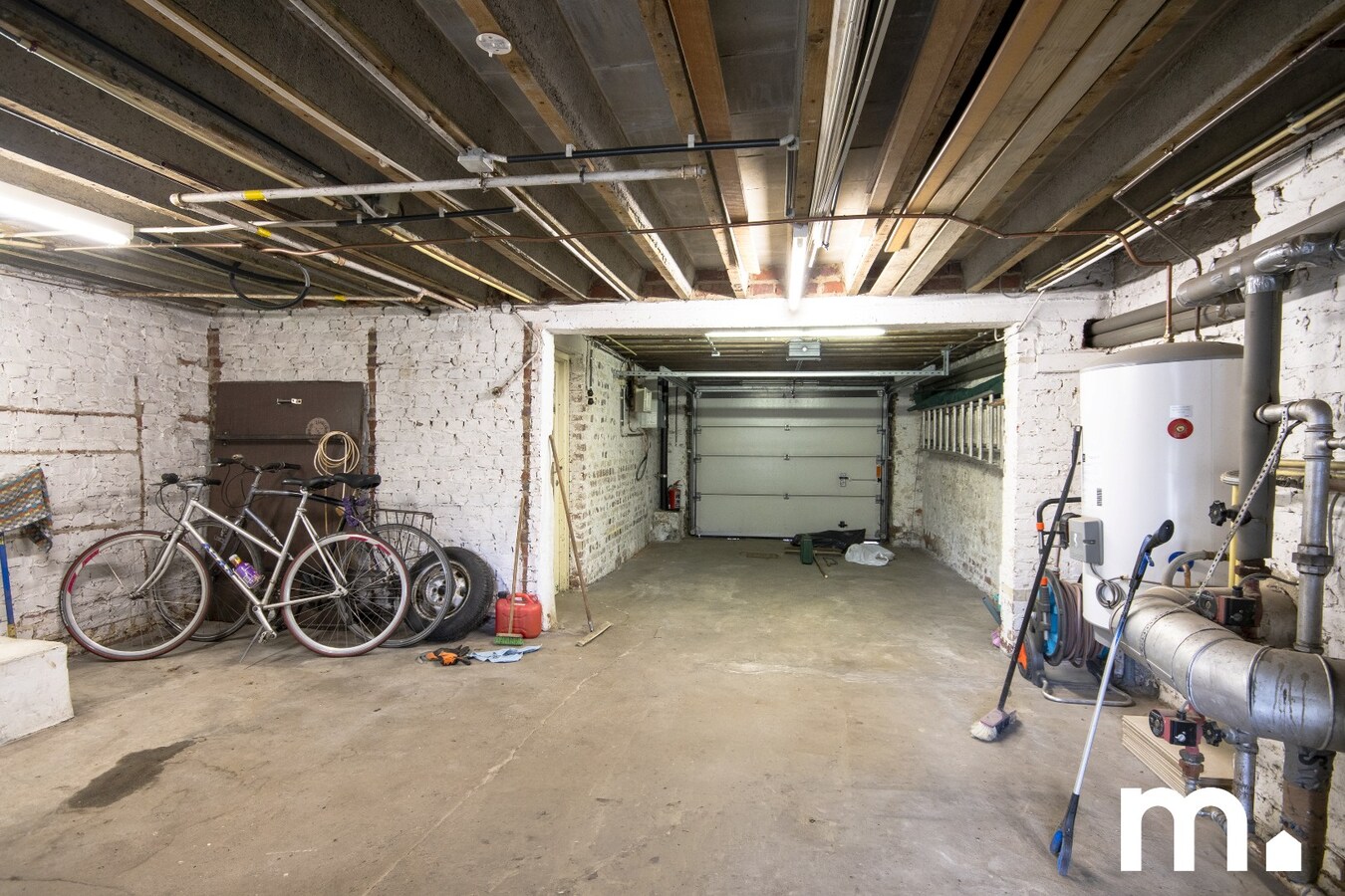 Te renoveren woning in Kortrijk met ruime zolder, zonnige tuin en dubbele garage ! 