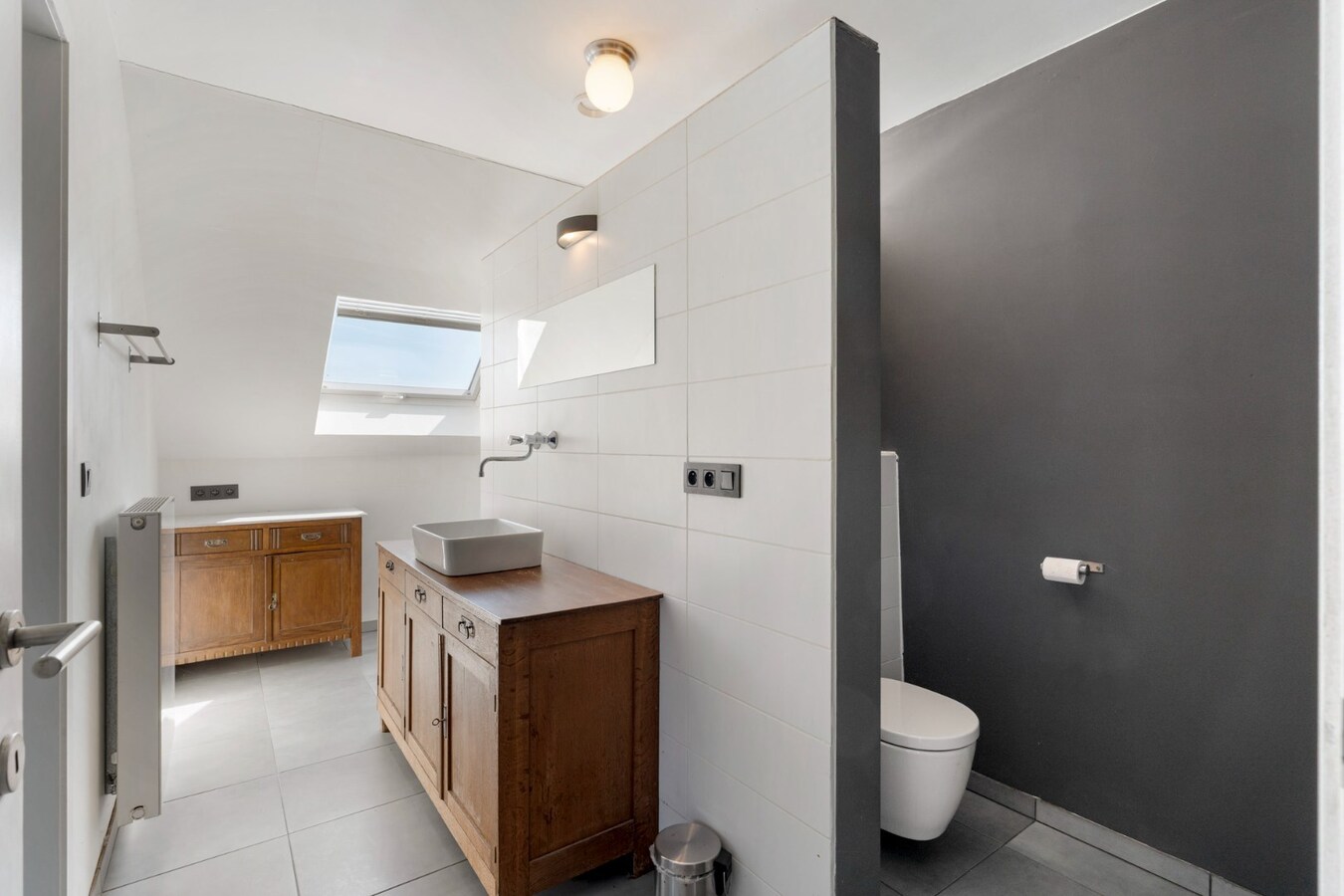 Recente, halfvrijstaande gezinswoning in een moderne bouwstijl op een perceel van 11a06ca! 