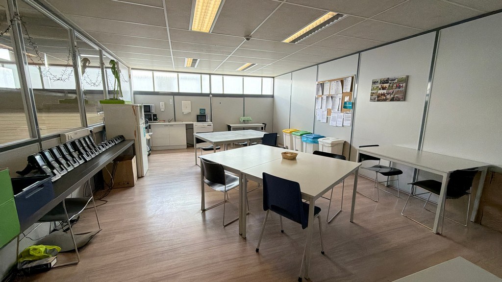 Magazijn met loskades en kantoor te huur vlakbij haven van Antwerpen
