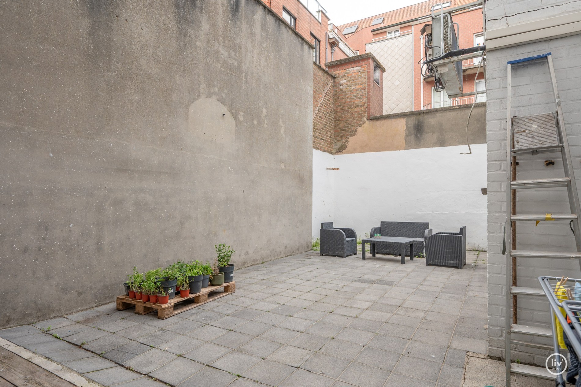 Rez-de-chaussée commercial loué, situé au centre de l'avenue Lippens, actuellement exploité comme traiteur (rendement de 5%). 