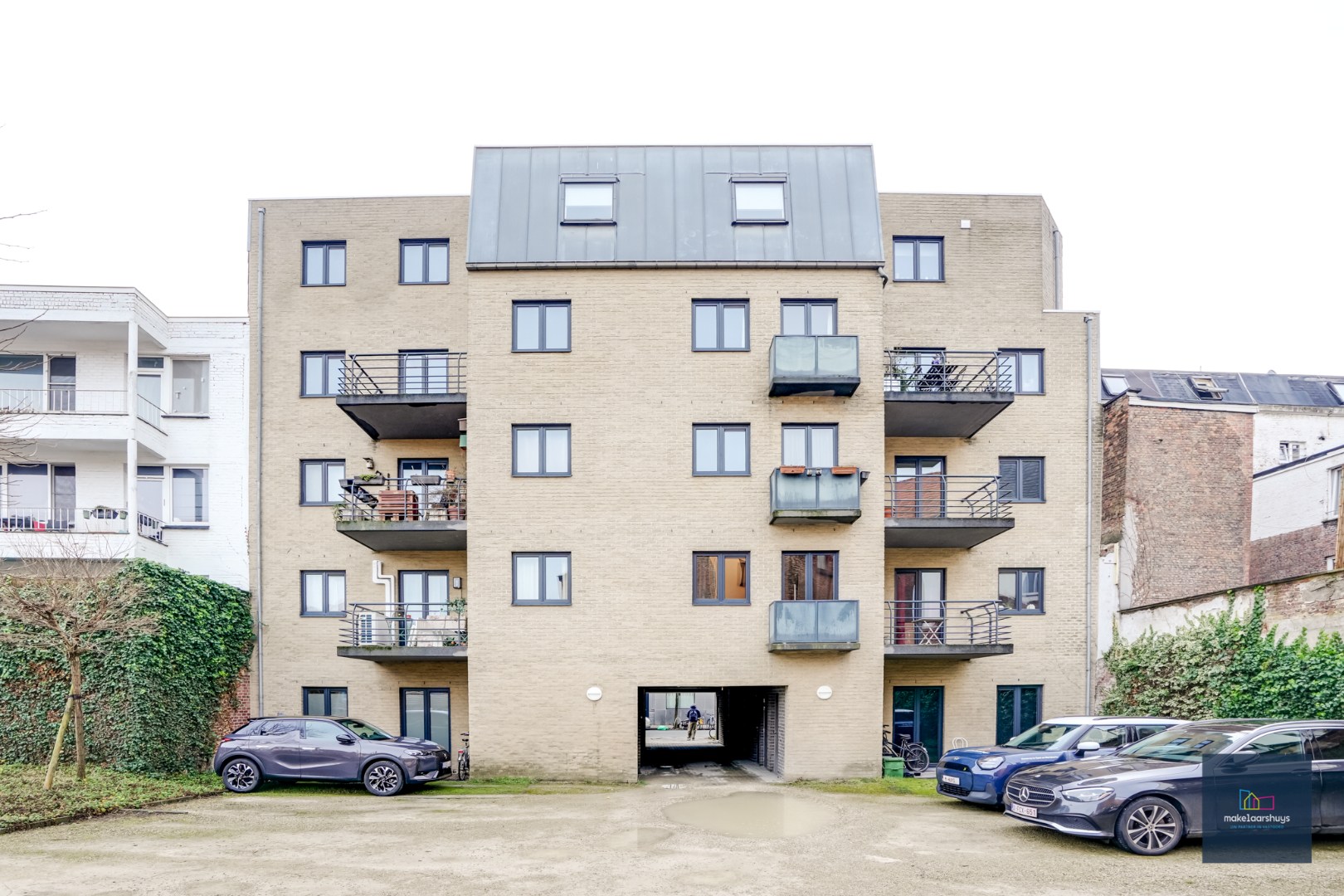 Goedgelegen 2slpk-appartement met terras en staanplaats 