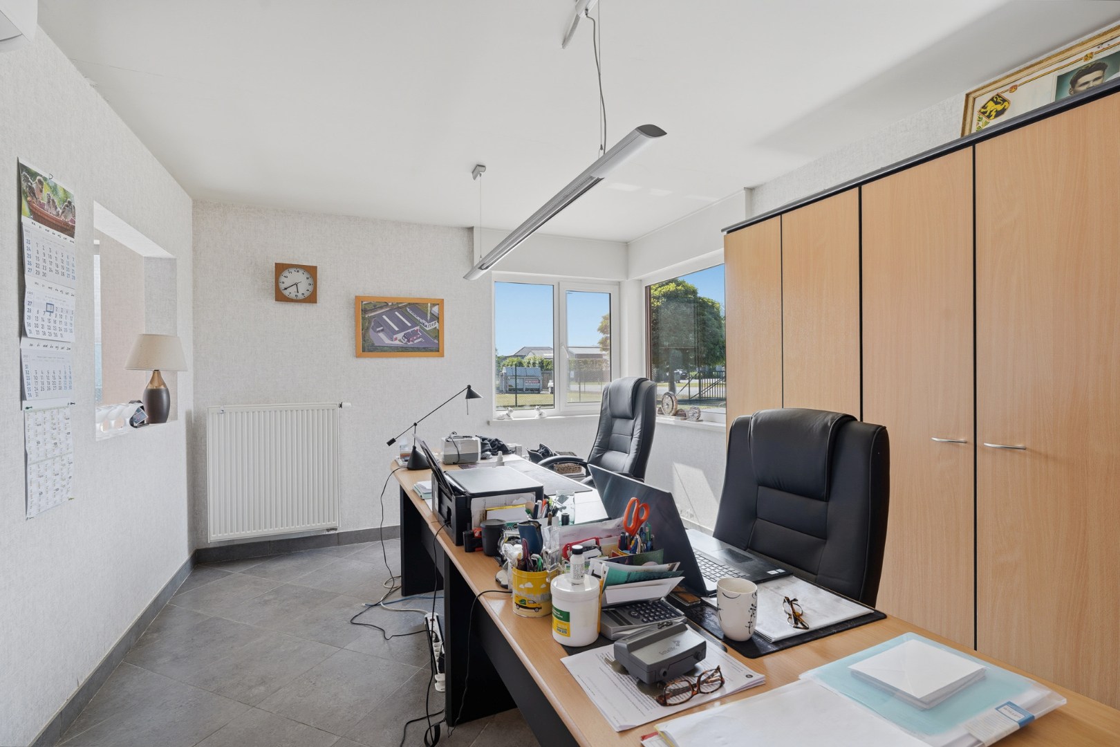 Bedrijfswoning met ruime loods van ca. 1.530 m² in de ambachtelijke zone van Eernegem 