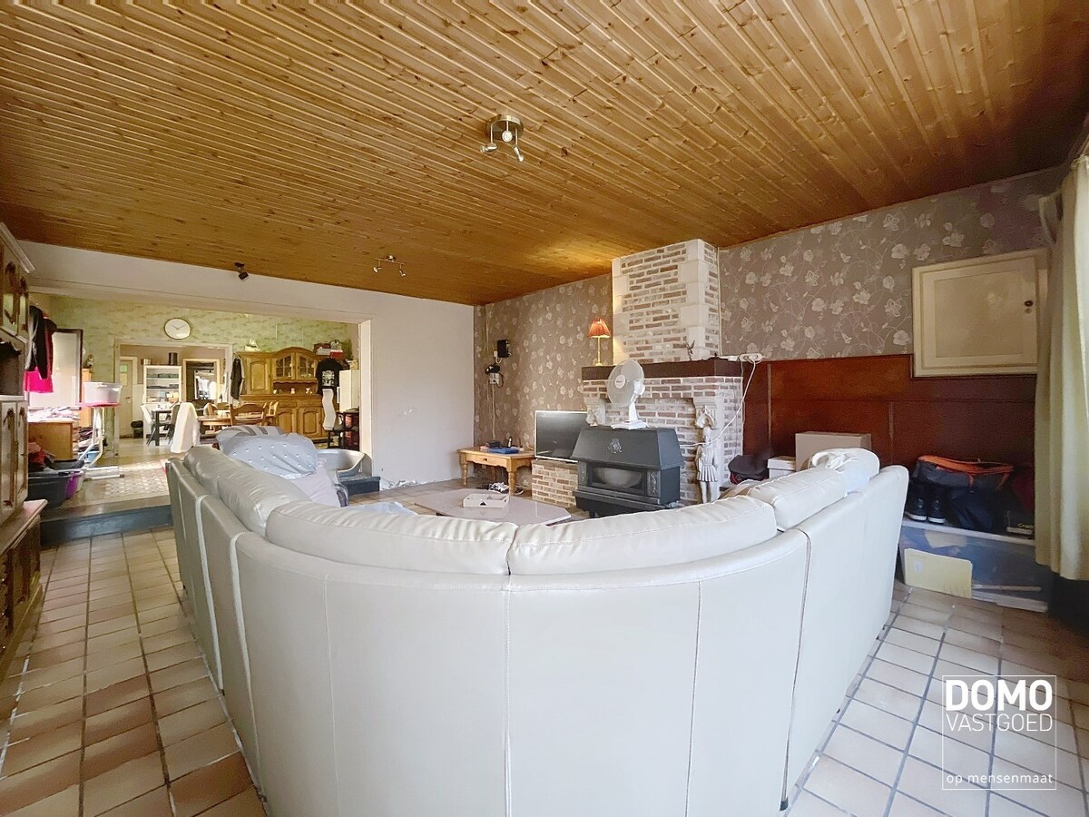 RUIME TE RENOVEREN WONING MET 5 SLAAPKAMERS EN RUIME ACHTERLIGGENDE GARAGE TE BILZEN-HOESELT 