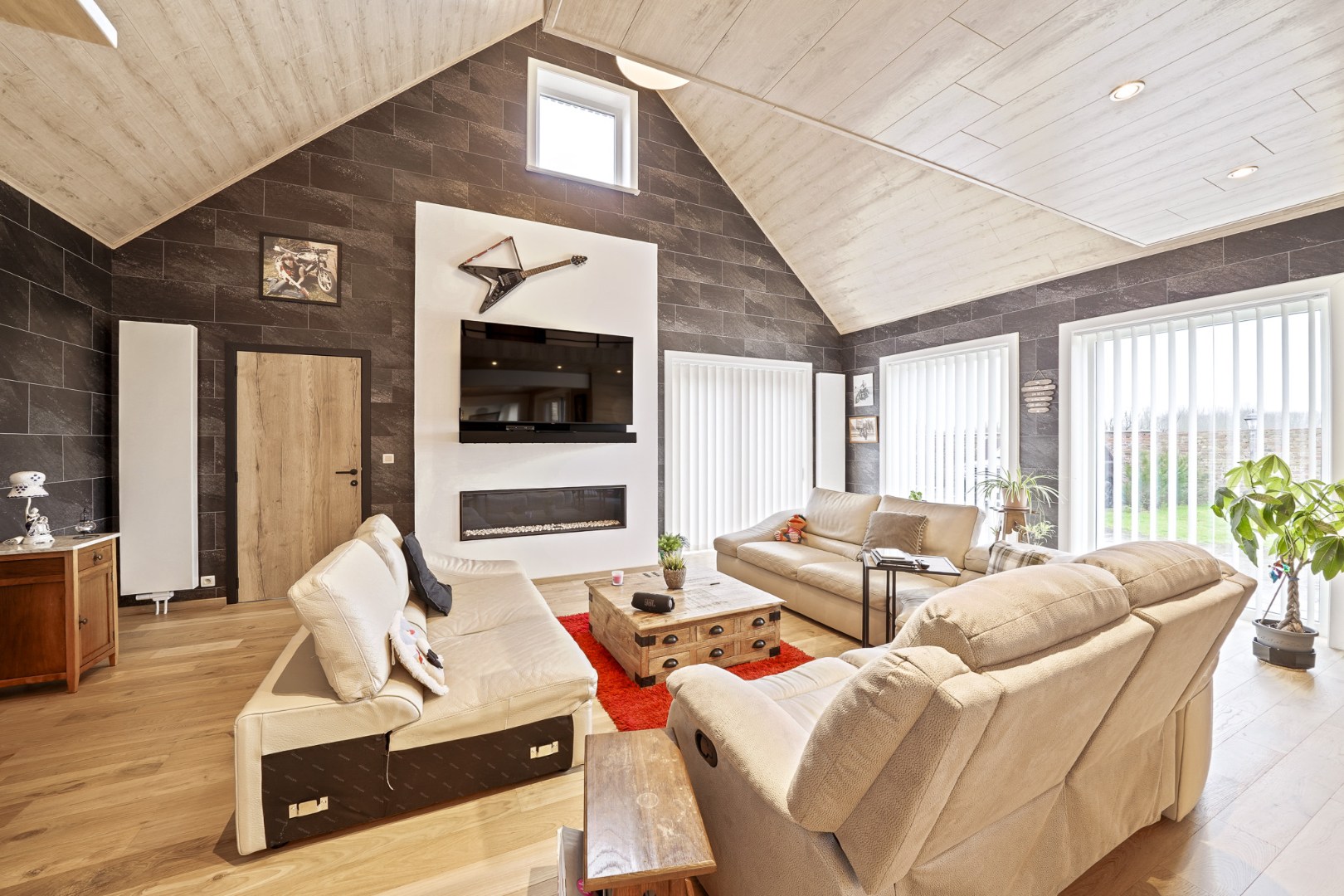 Alleenstaande woning op ruim perceel met vernieuwd woongedeelte en loods (80 m²) 