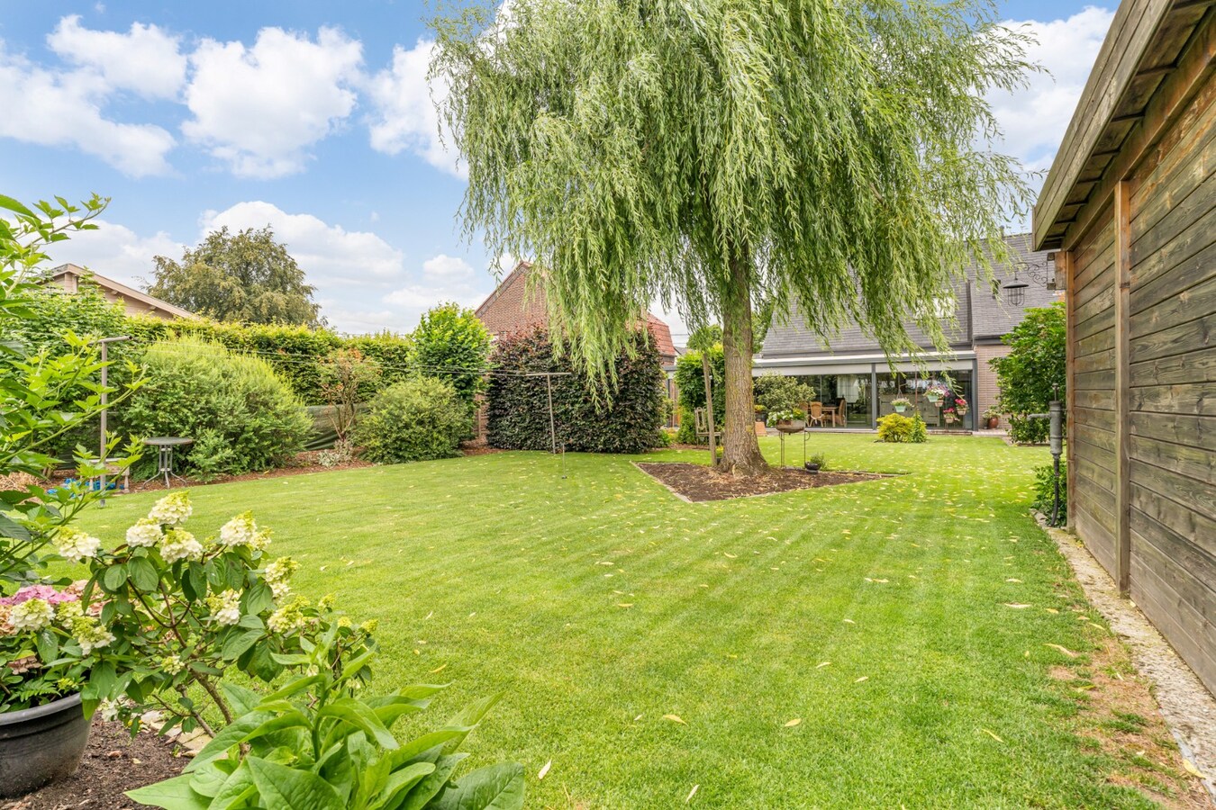 Zeer goed onderhouden en praktisch ingedeelde gezinswoning met 4 slaapkamers en prachtige tuin. 