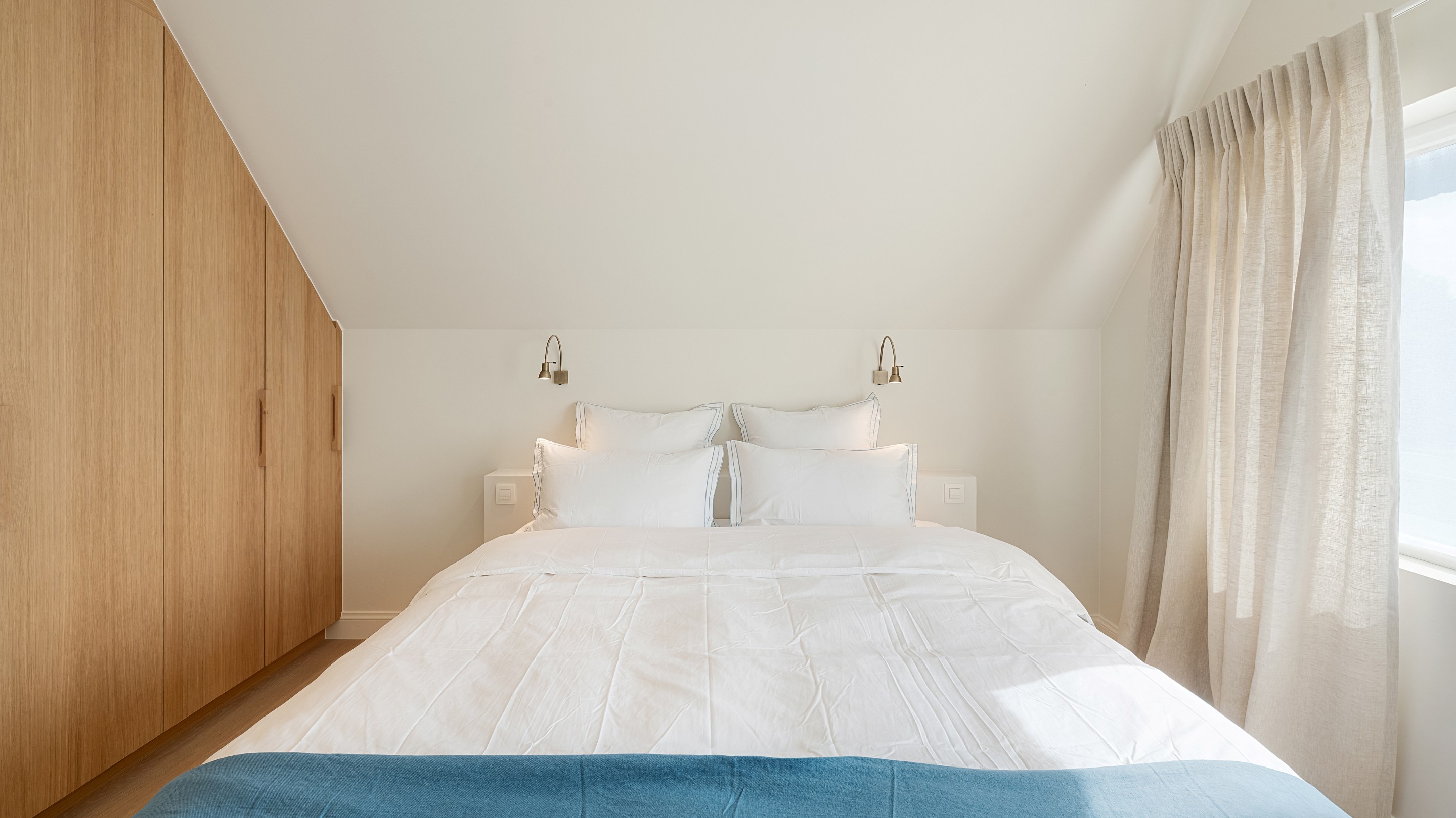 Op een uitmuntende locatie in Duinbergen, op wandelafstand van het strand en de duinen, bevindt zich deze prachtig en hoogwaardig gerenoveerde koppelvilla. 