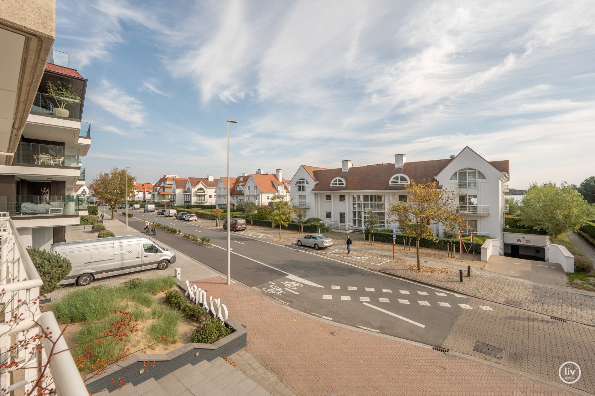 Volledig en subliem gerenoveerd zuid-west georiënteerd hoekappartement in een prestigieuze villaresidentie in het hart van het Zoute. 