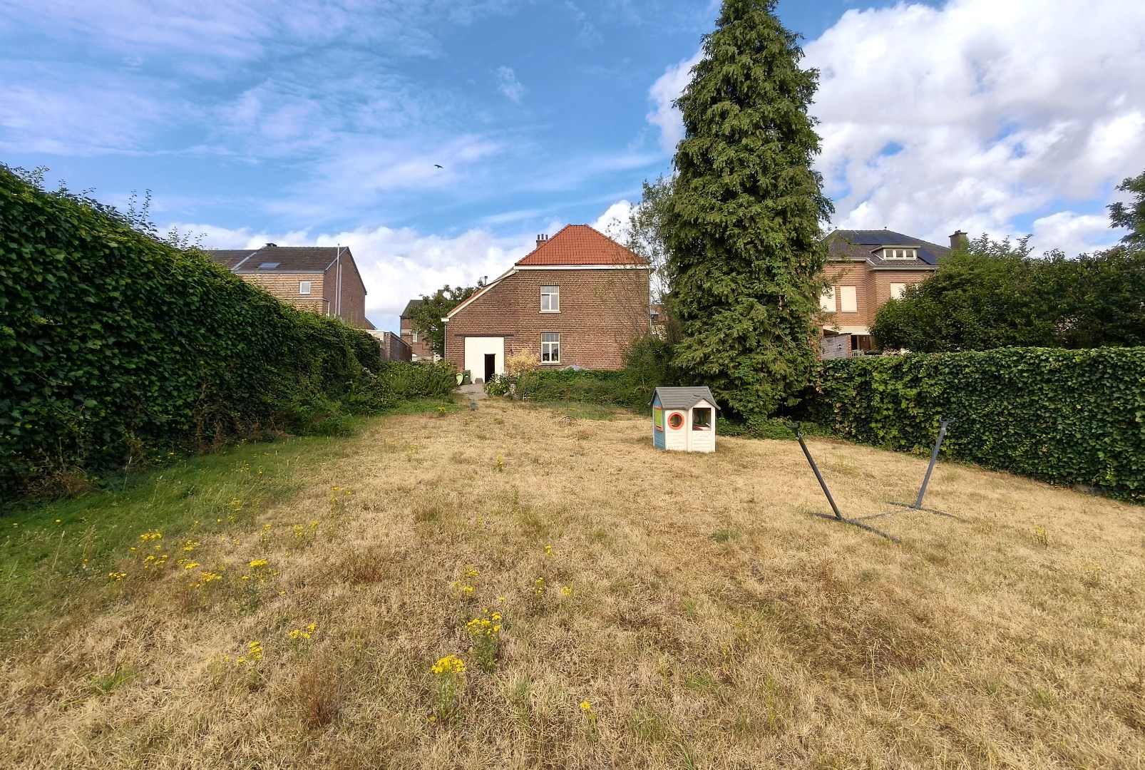 RUIME WONING MET GROTE TUIN EN GARAGE 
