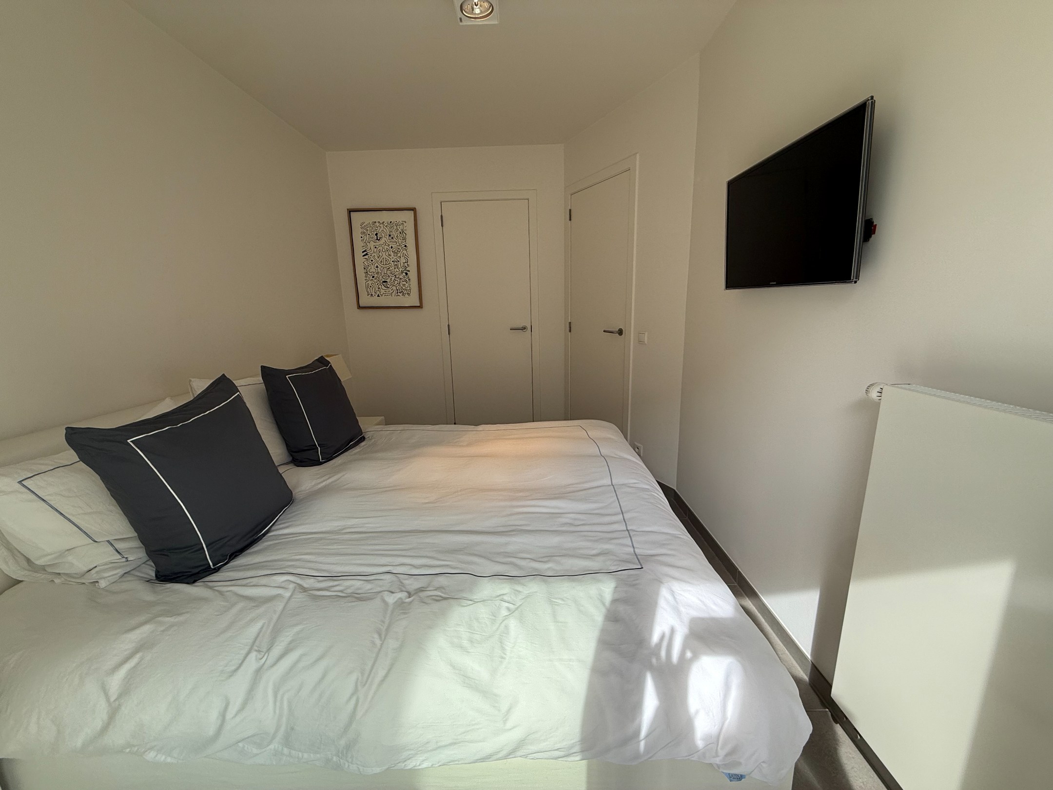 Heel goed gelegen en netjes onderhouden appartement met een open zicht en 2 slaapkamers gelegen in de Koningslaan, vlakbij de Zeedijk. 