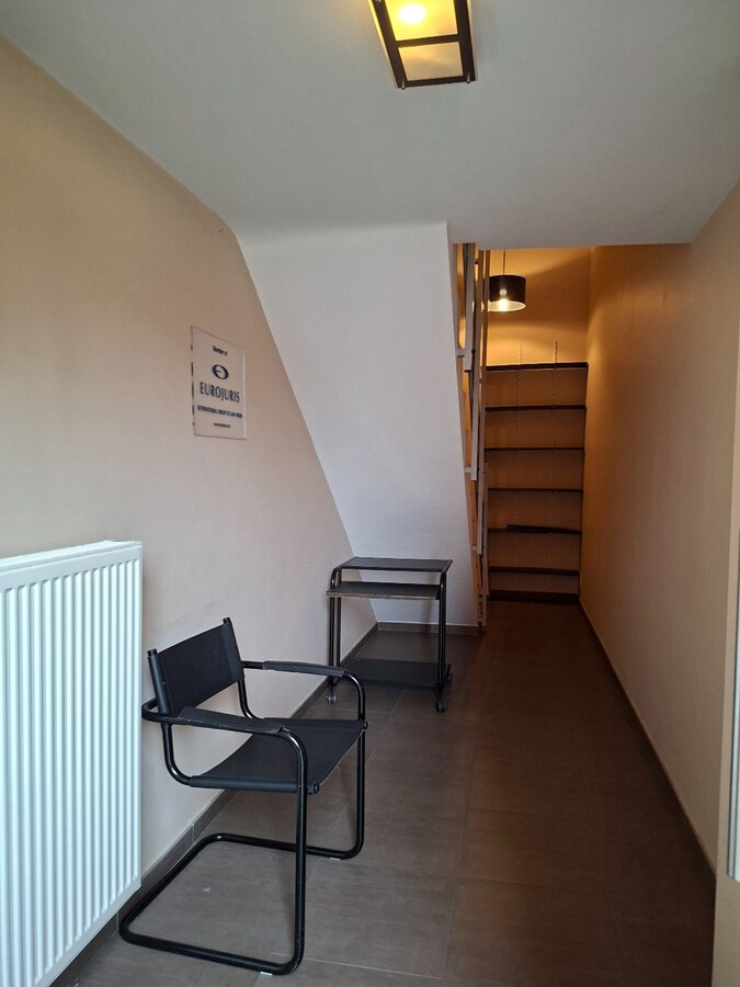 Beau duplex avec grand living traversant 