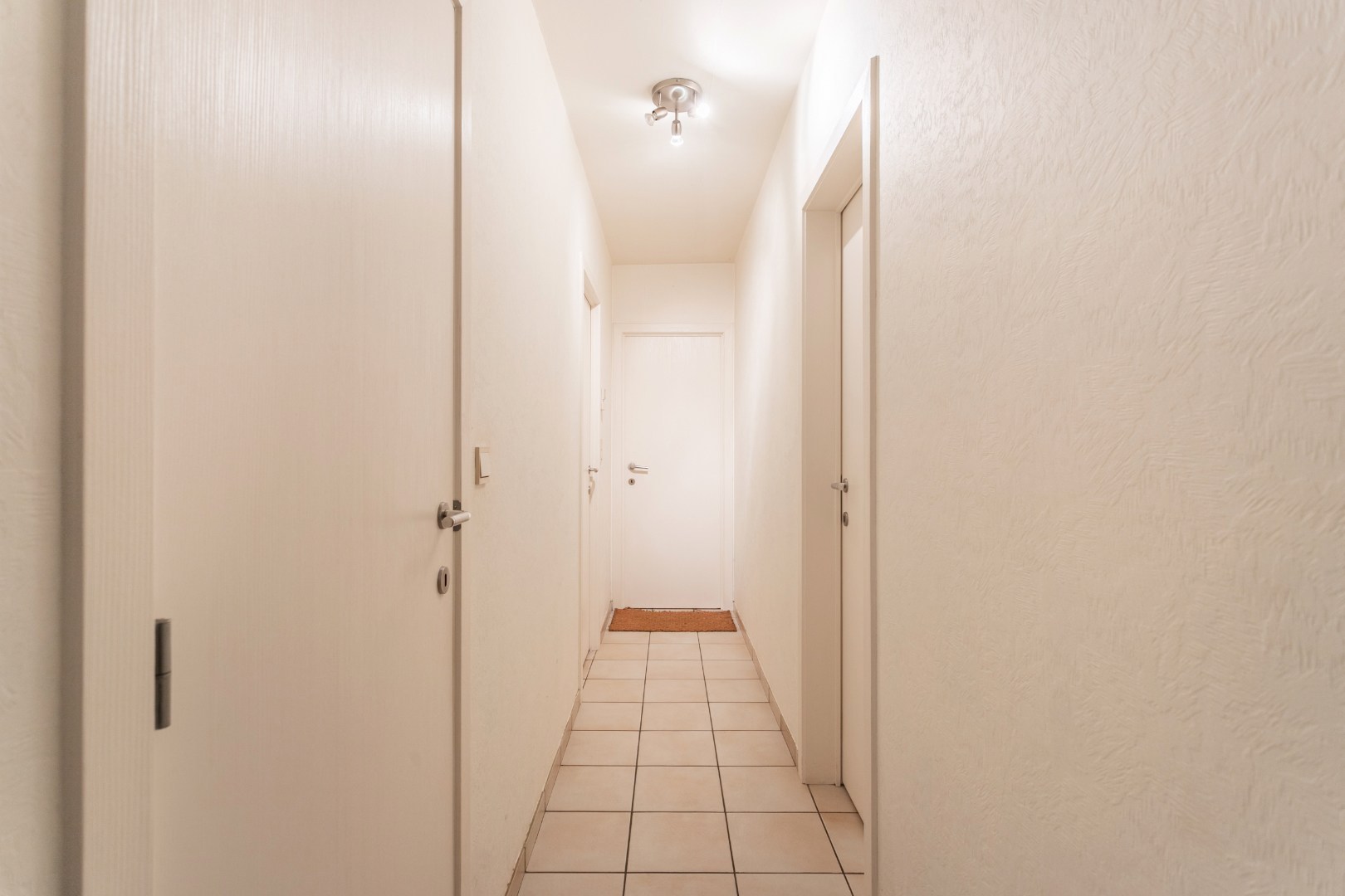 Op te frissen bungalow met 2 slaapkamers, garage en tuin op topligging in Halle 