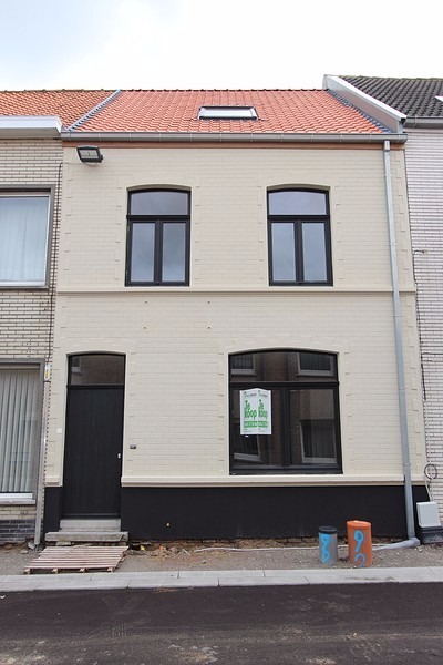 Volledig vernieuwde woning met 5 slaapkamers en dressing in centrum Leffinge 