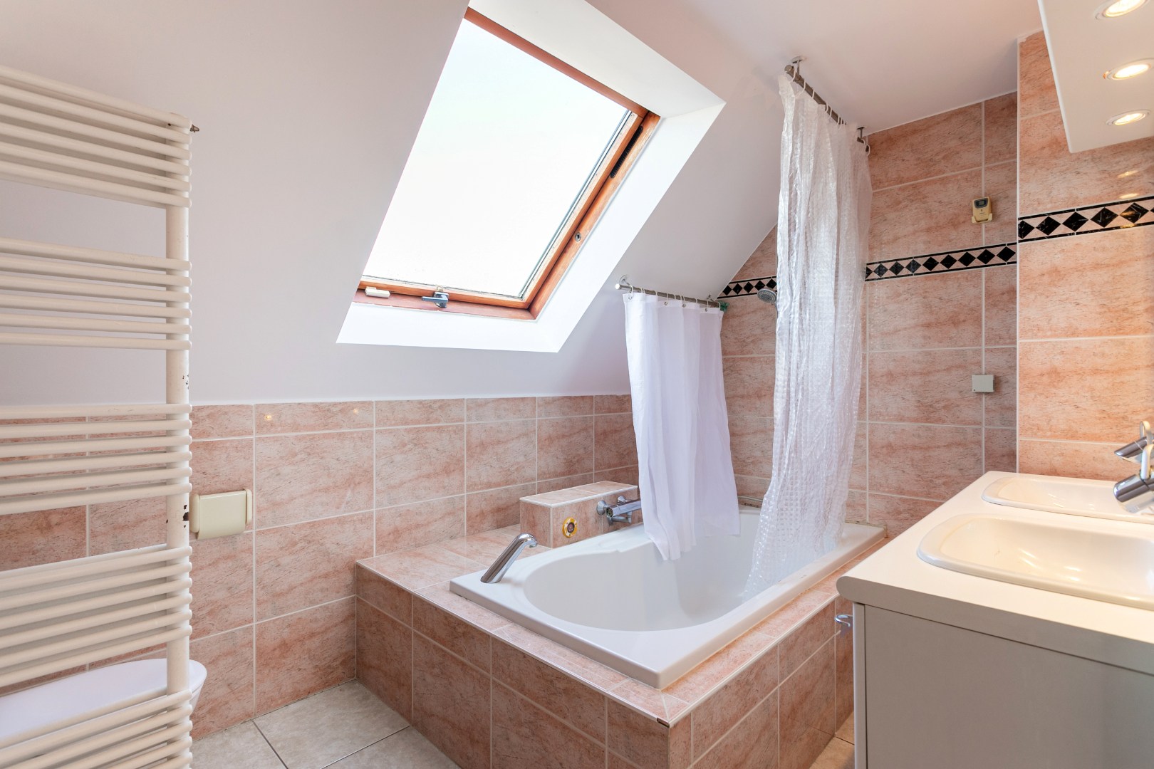 Vrijstaande woning met 4 slpks &amp; ruime tuin 