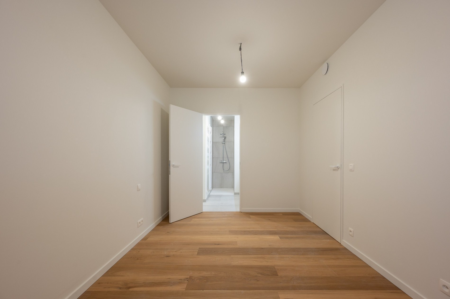 Non meublé : Appartement de 2 pièces idéalement situé à la Résidence Hoos avec vue latérale sur la mer. 