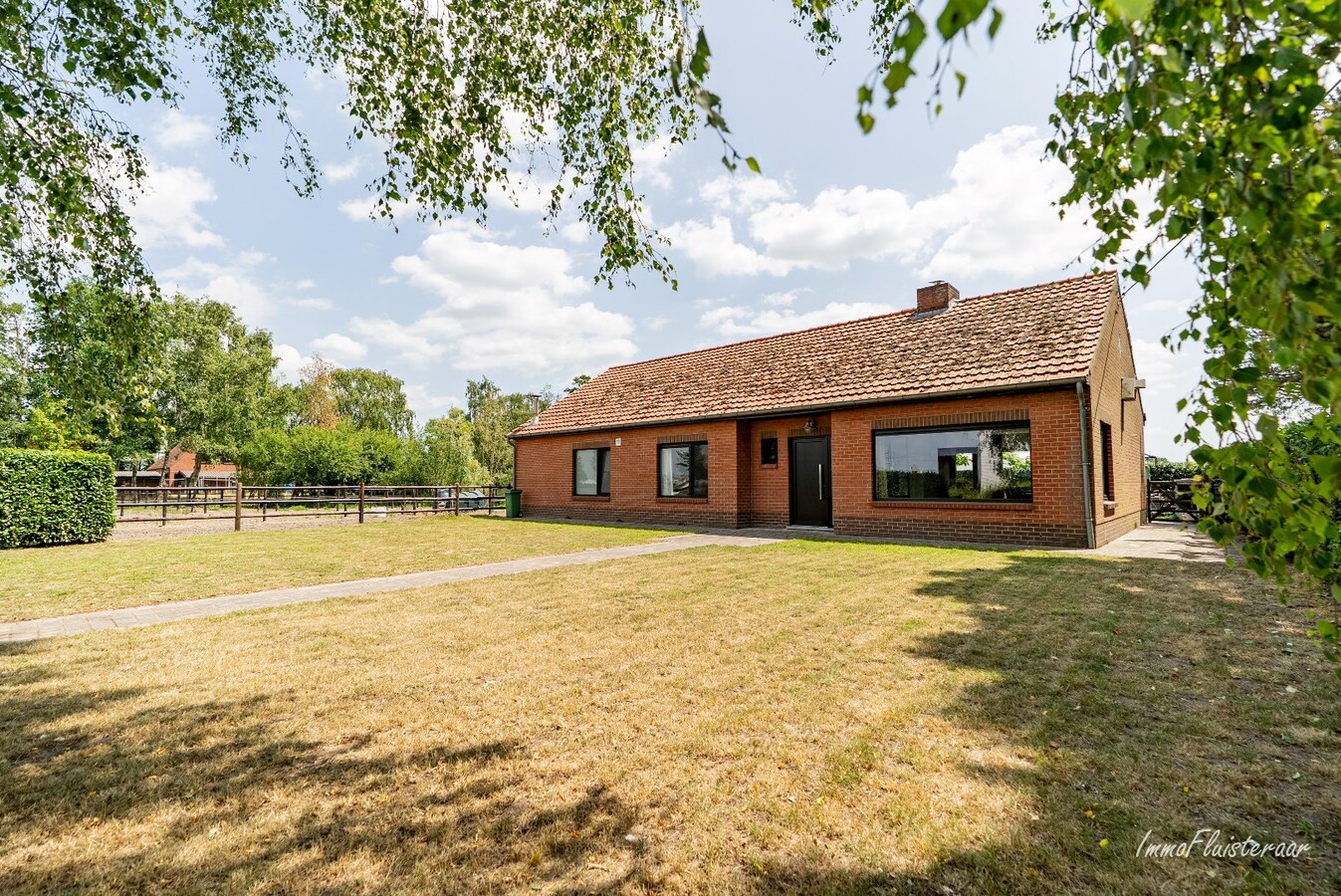 Hippisch complex op ca. 1,9 ha te Rijkevorsel Vergunning voor binnenpiste (60m x 30m) aanwezig! 