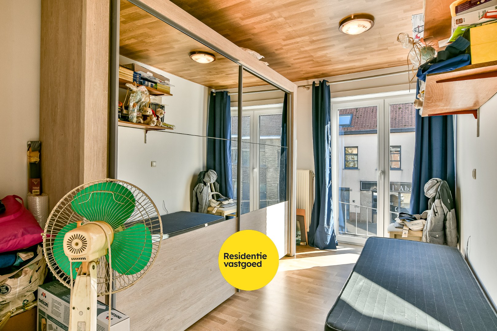 Halfopen woning met drie slaapkamers, tuin en garage 