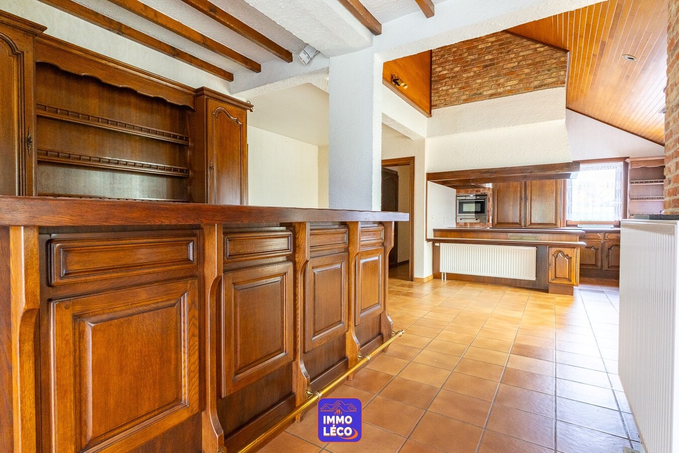 Villa d'architecte érigée sur 712m² avec jardin, double garage, parking privatif, dans un clos prisé ! 