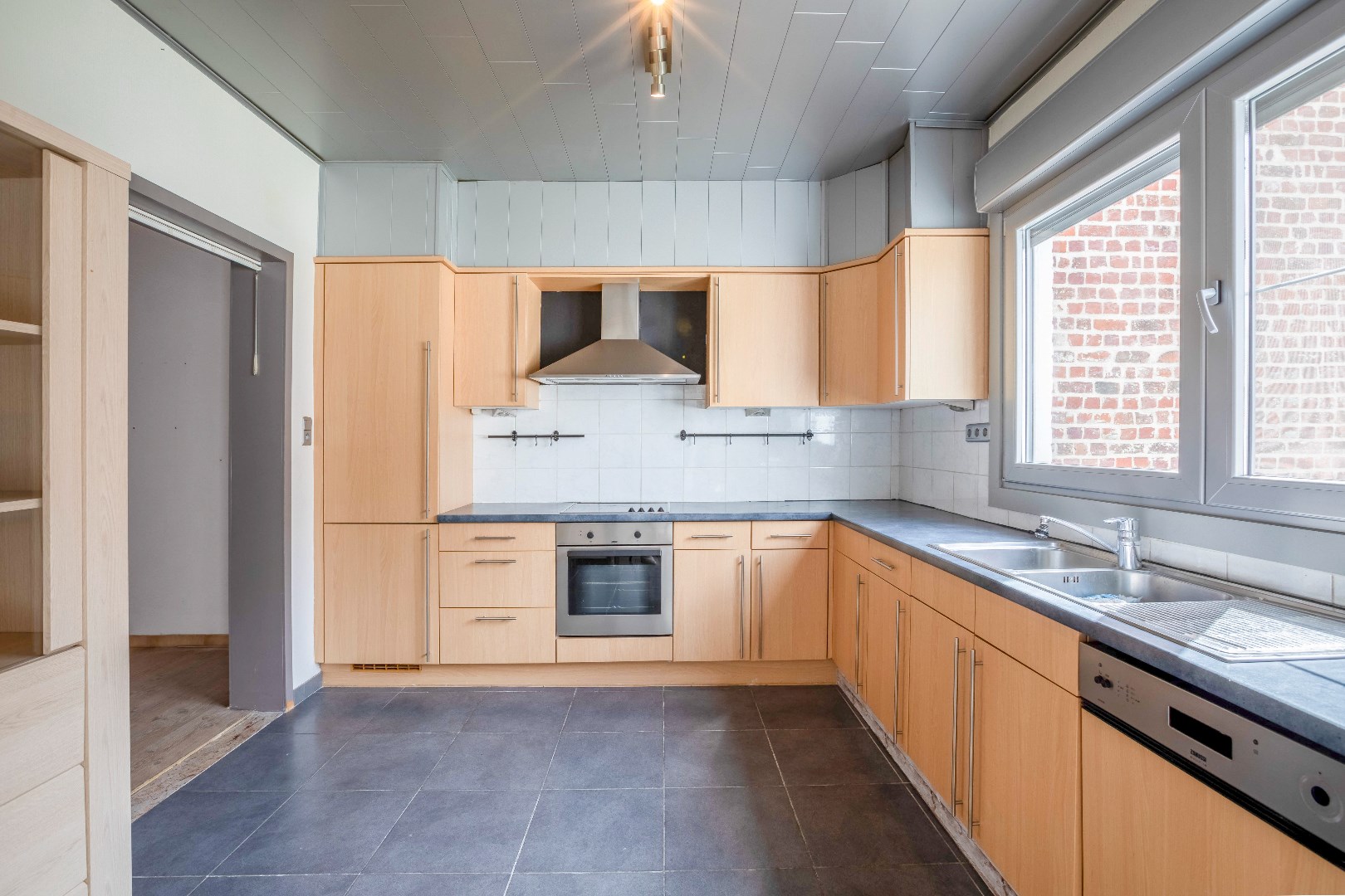 Toffe woning in rij met ingerichte tuin en garagebox 