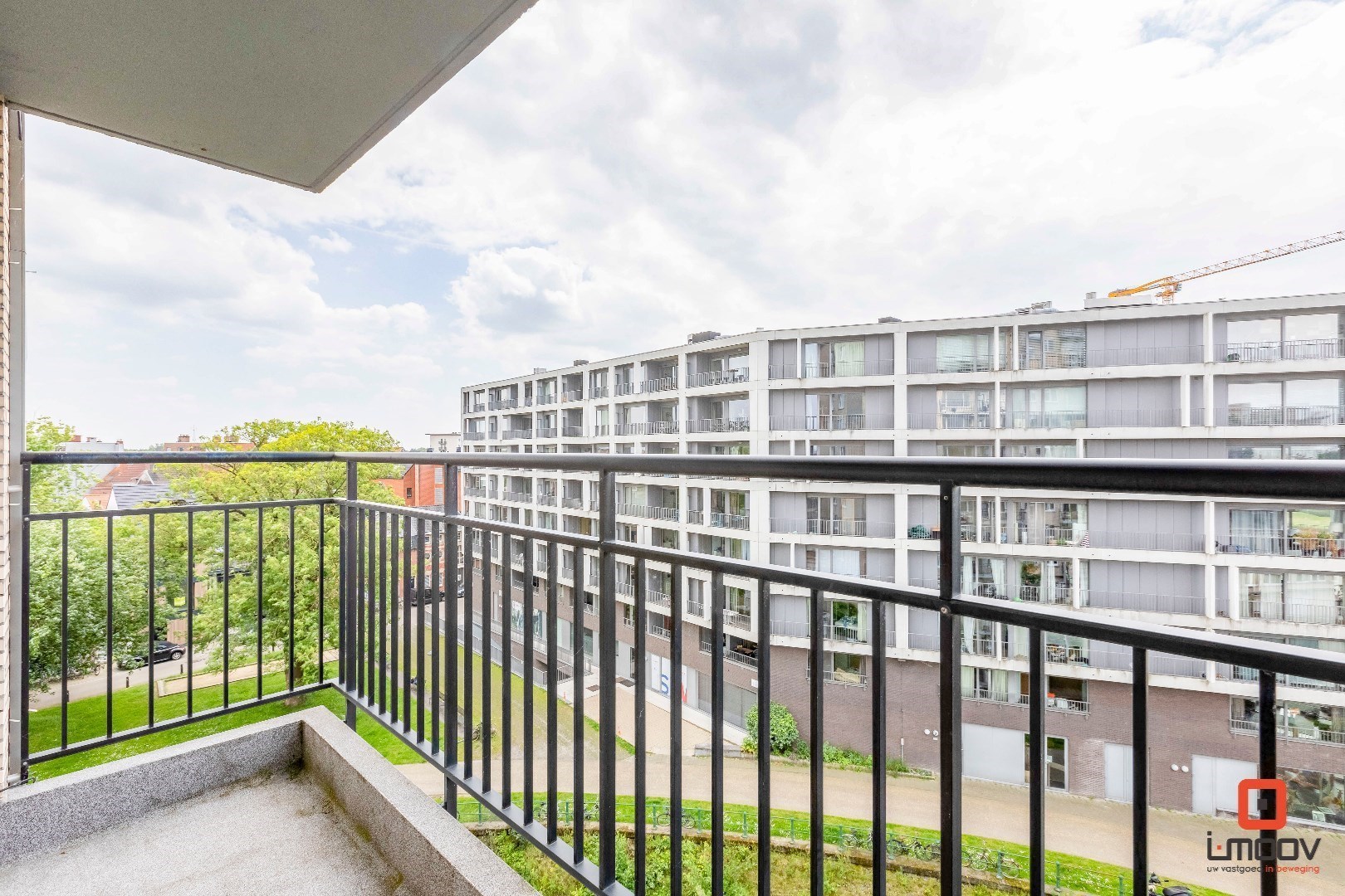 Ruim en lichtrijk drieslaapkamerappartement met prachtig zicht op het water en het groen! 