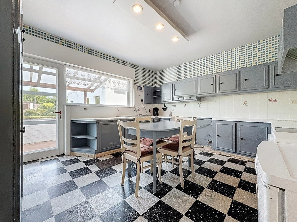 Karaktervolle woning met grote garage nabij centrum St.-Lievens-Houtem 