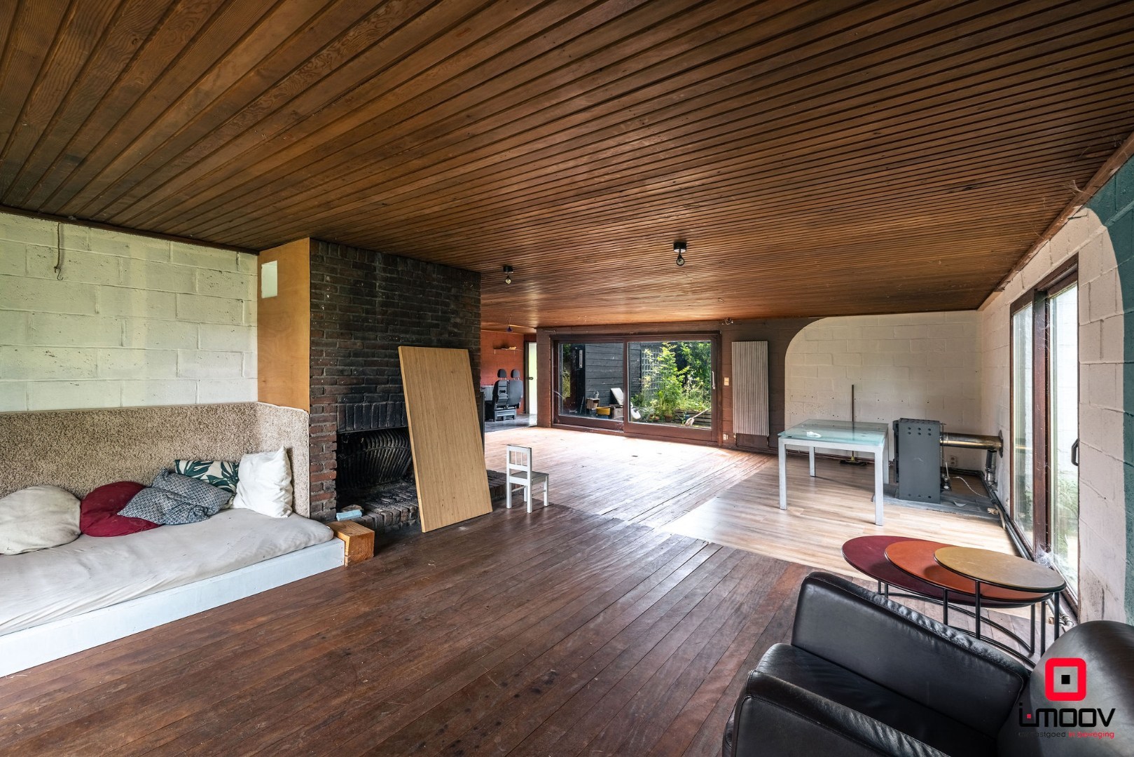 Seventies bungalowvilla met renovatiepotentieel op unieke ligging aan natuurgebied 