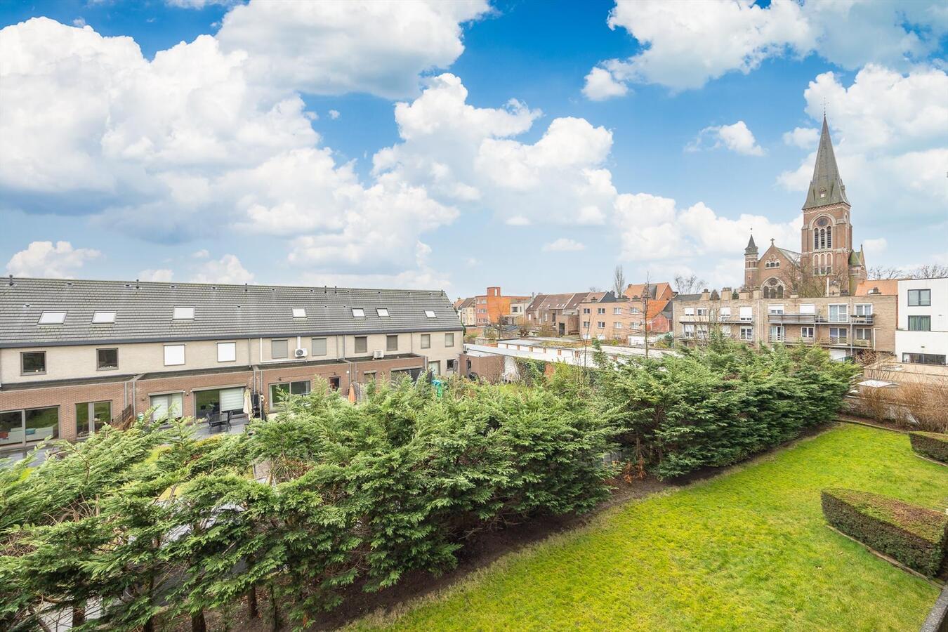 Gerenoveerd appt. met 2 tot 3 slpk en terras te Hoboken! 