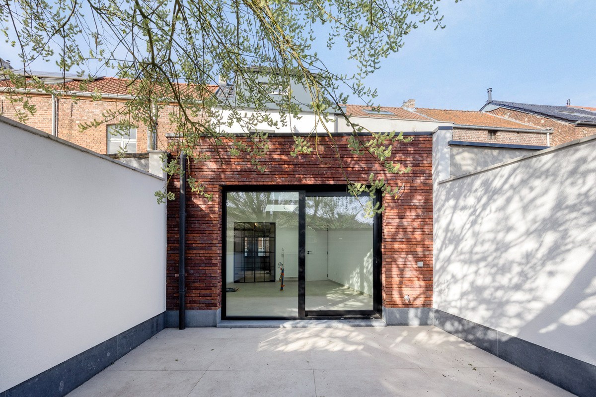 Volledig gerenoveerde woning met 3 slaapkamers, 2 badkamers en tuin in Tienen! – EPC A - bewoonbare opp. 139 m² 