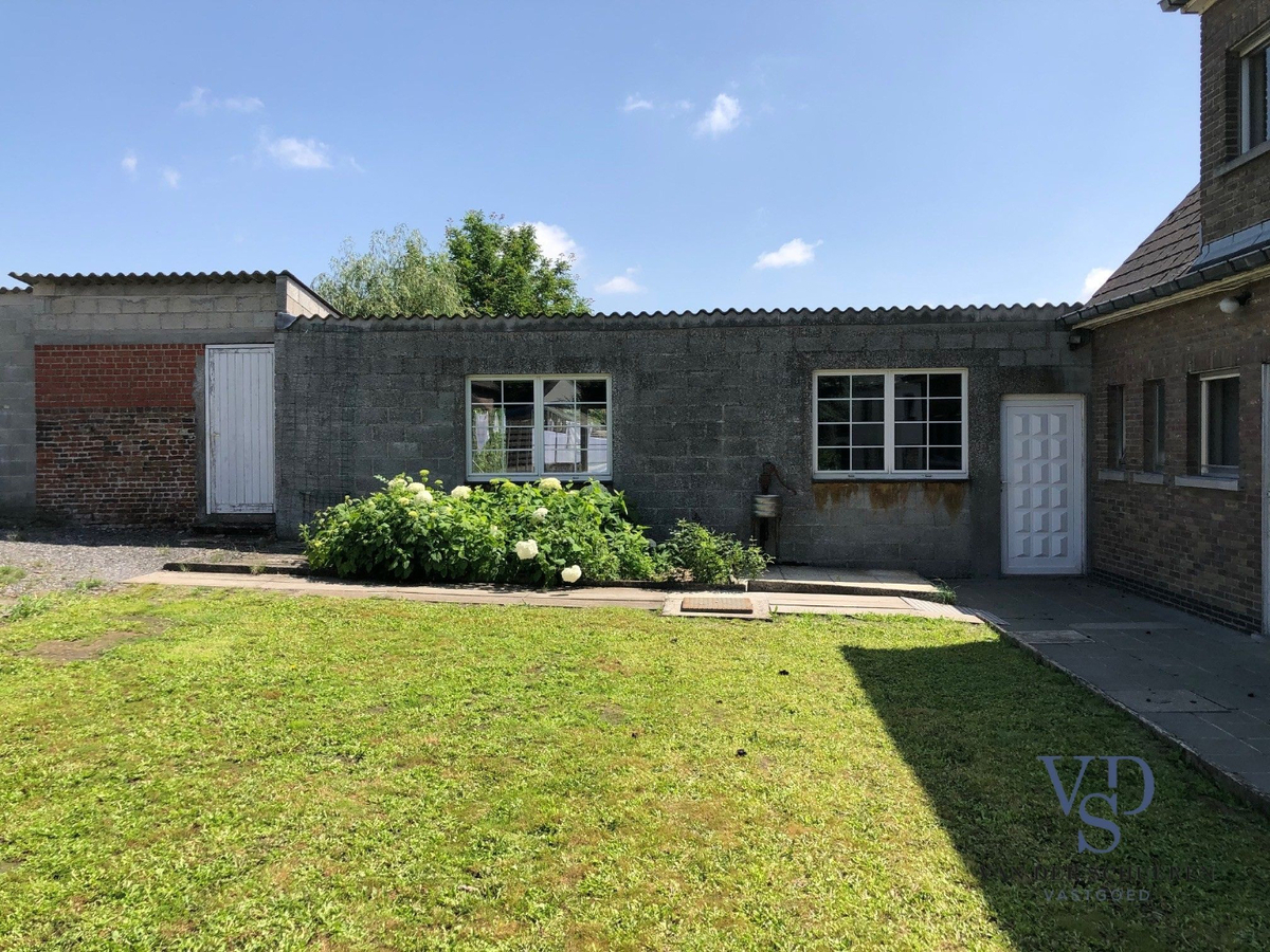 Degelijke, bijzonder ruime woning te Dikkelvenne. 