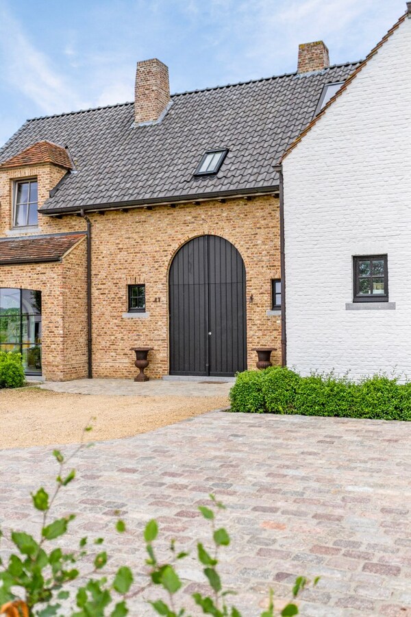 Uitzonderlijk gelegen landelijke villa met bijgebouw 