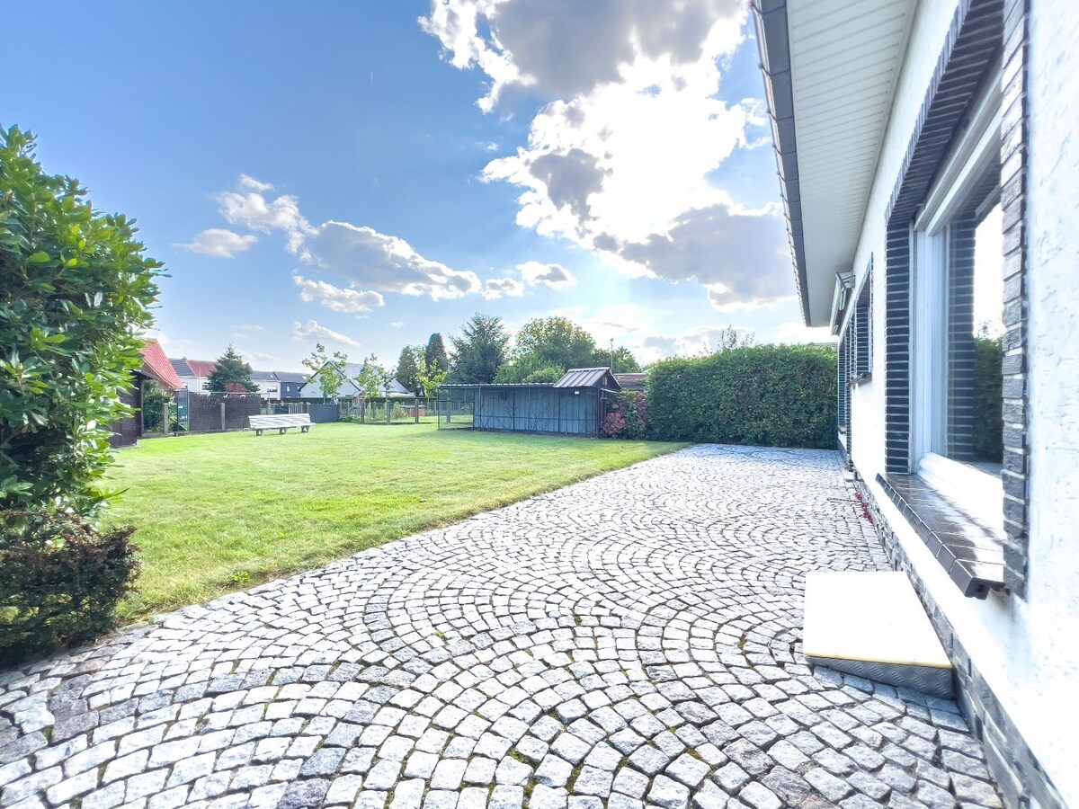 Charmante laagbouwwoning in rustige woonwijk te Hillegem 