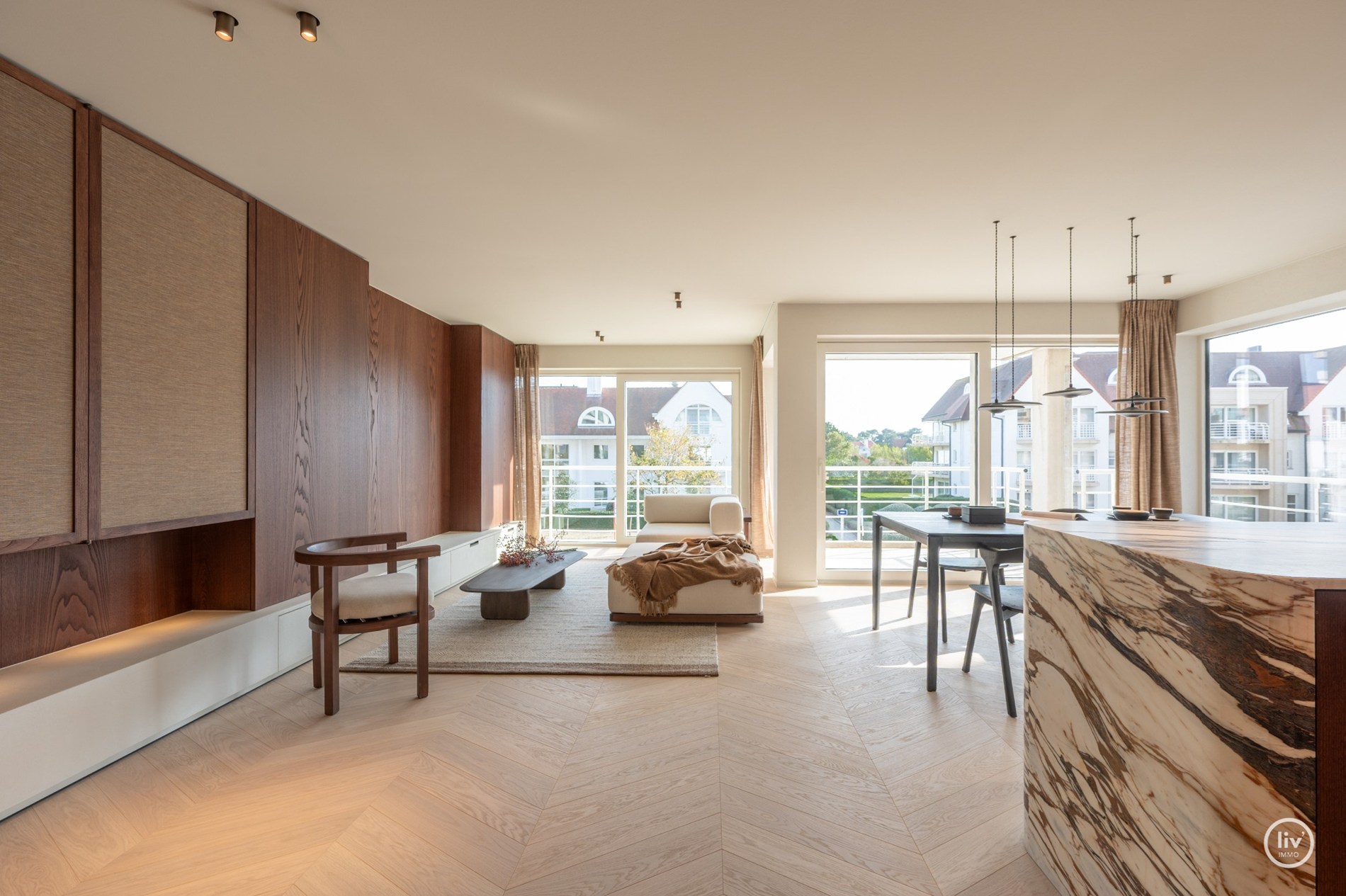 Volledig en subliem gerenoveerd zuid-west georiënteerd hoekappartement in een prestigieuze villaresidentie in het hart van het Zoute. 