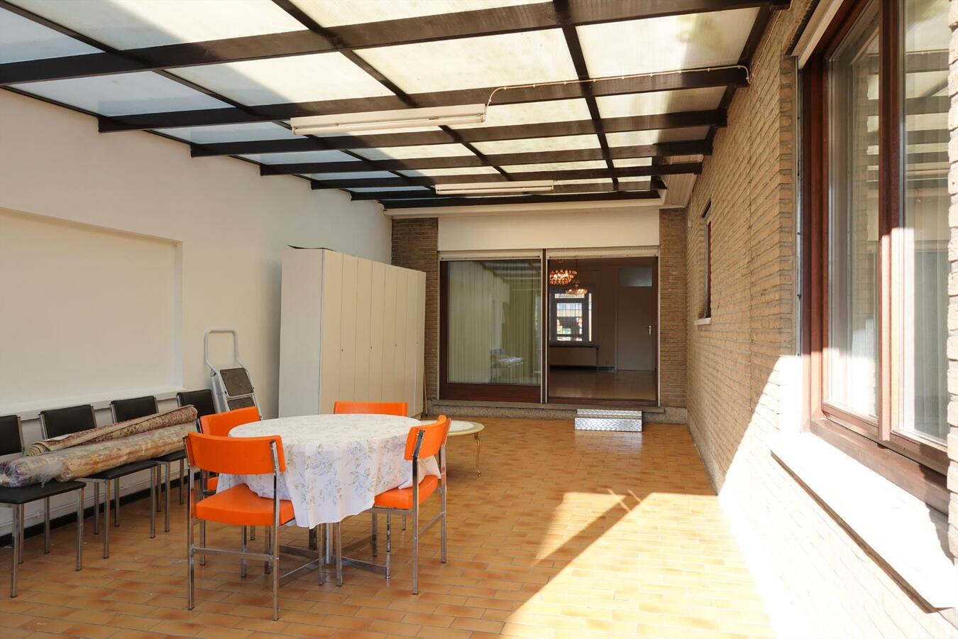 Ruime halfopen bungalow met zongerichte tuin 