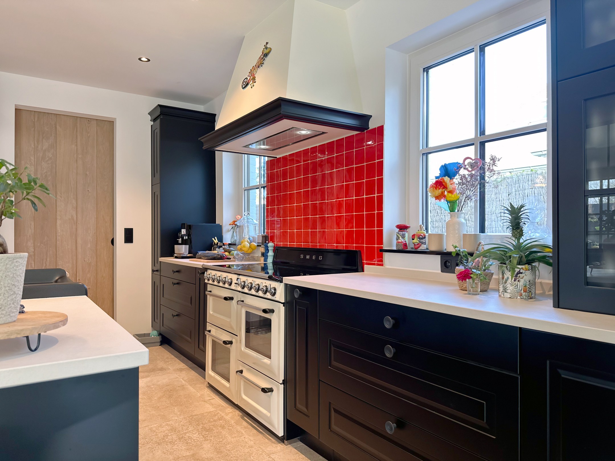 La villa récente de 2023 est située sur un terrain de 900 m², dans un havre de paix et de tranquillité. 