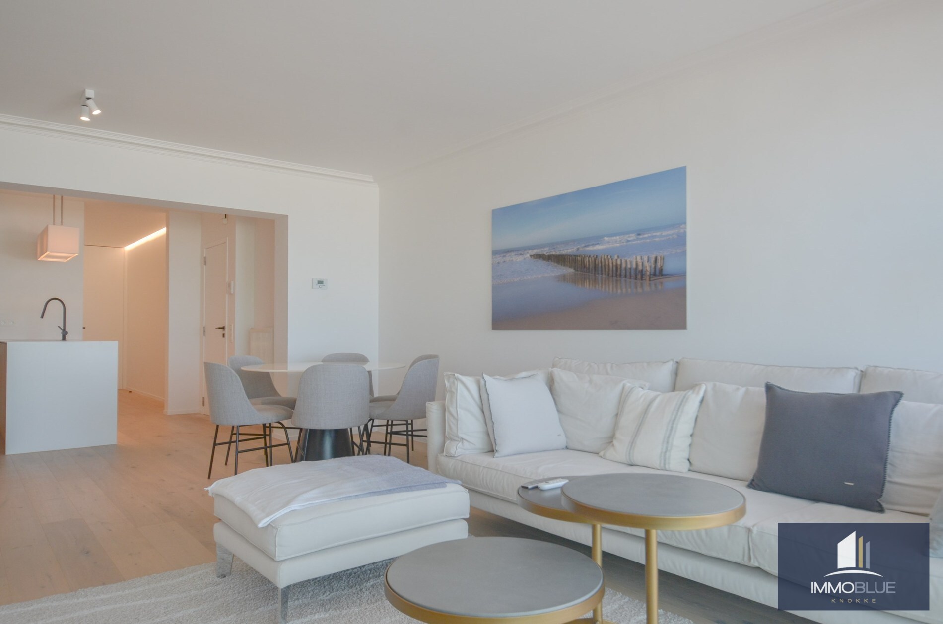 Appartement élégant, récemment rénové, avec vue frontale sur la mer. 