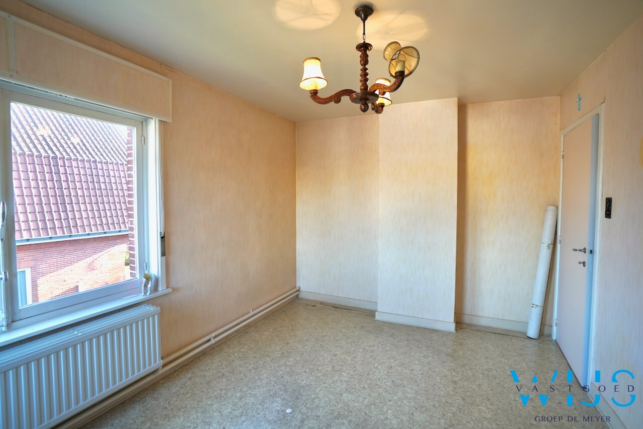 Halfopen bebouwing met vernieuwd dak en topligging in hartje Evergem ! 