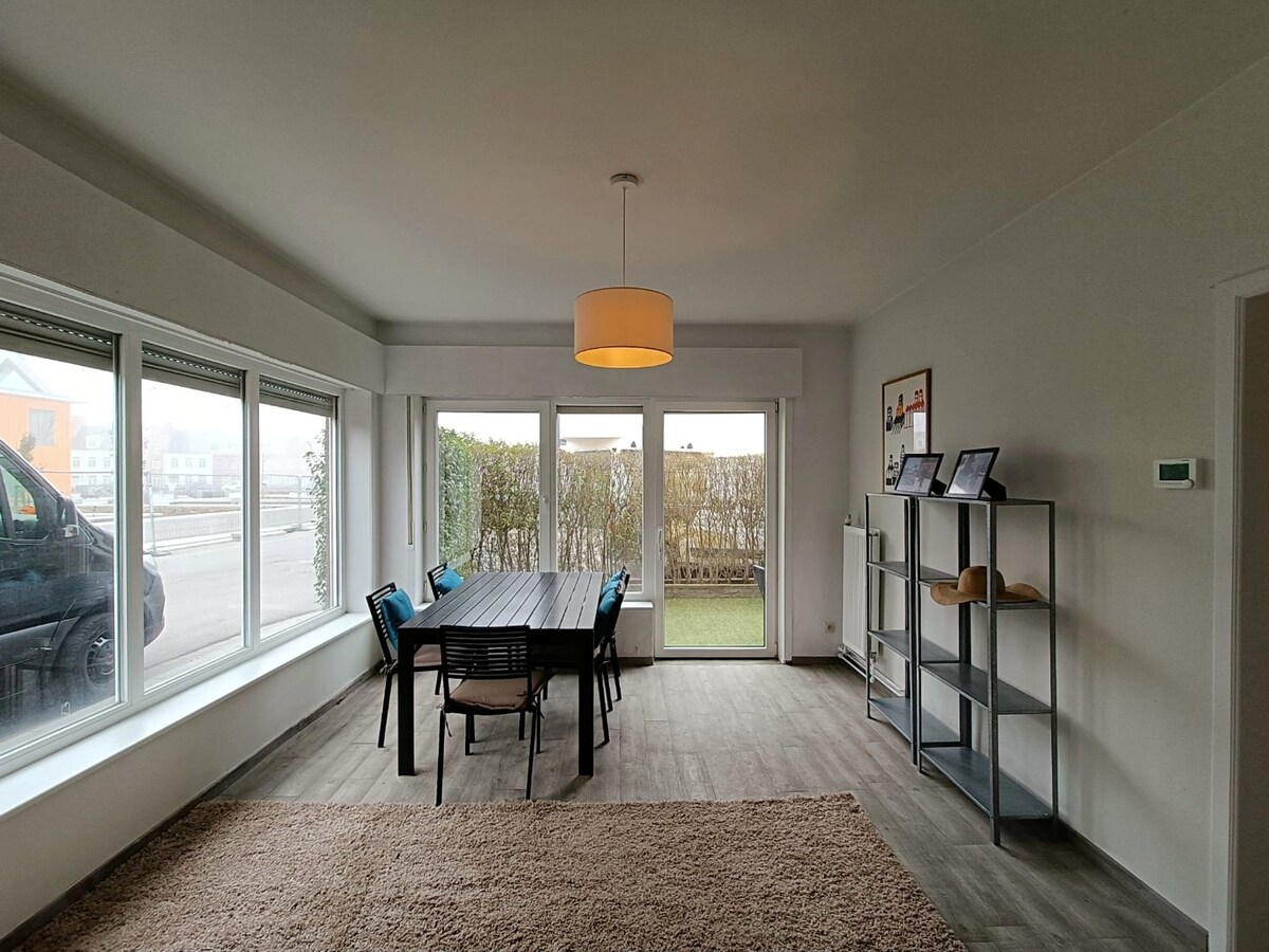 Lichtrijk 2-slaapkamerappartement met terras, garage en extra staanplaats in het centrum van Heist 