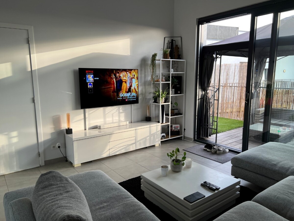 Uniek appartement (2 SUPER terrassen) op de Gaverse Markt !   LOFT-gevoel (hoogte : 3 m). 