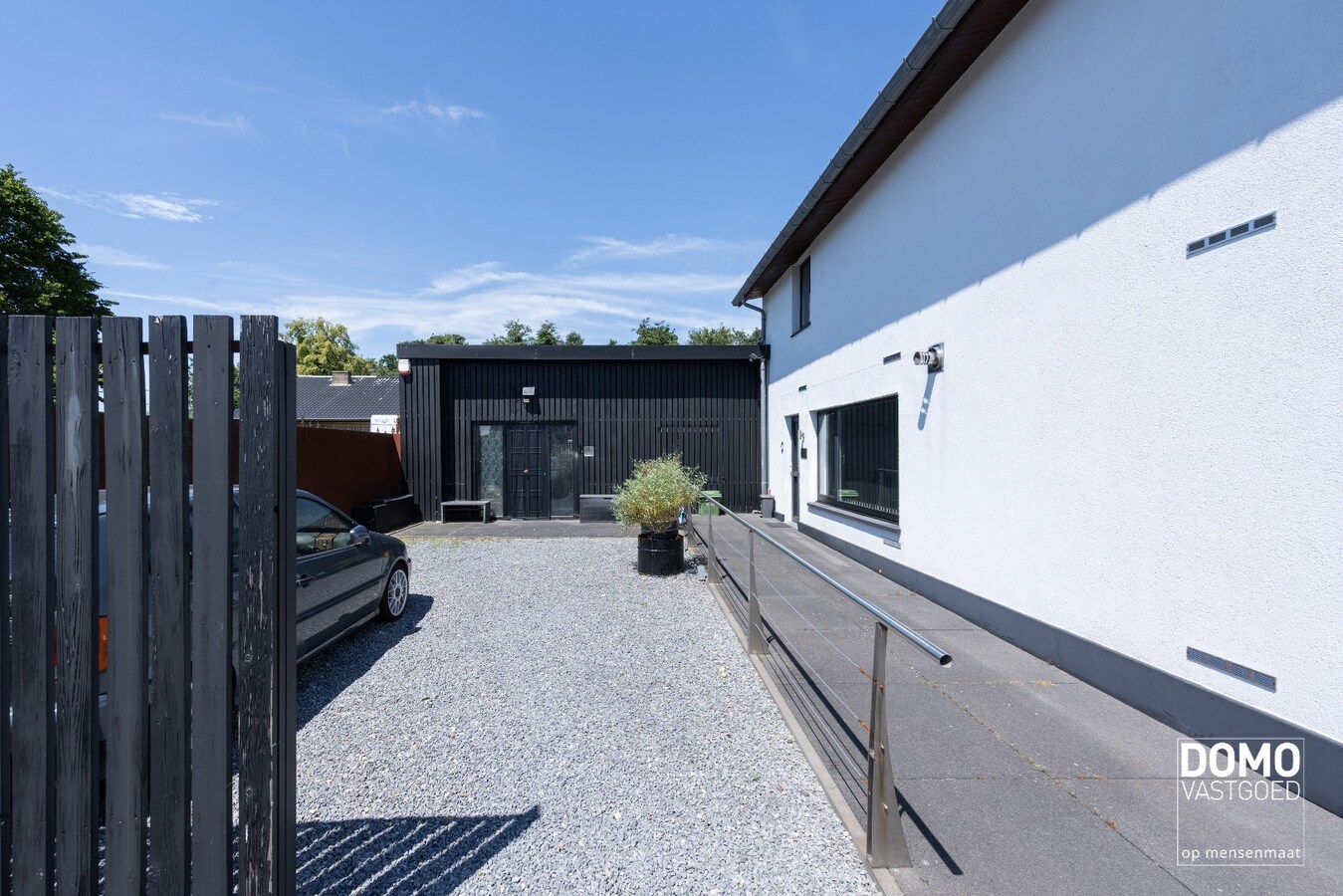 UNIEKE EIGENDOM MET WONING, 2 APPARTEMENTEN EN MAGAZIJNEN OP 13A88CA 