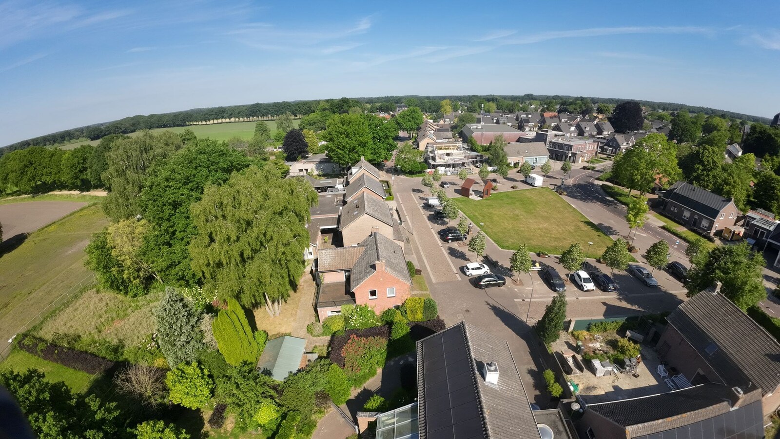 Royale vrijstaande gezinswoning gelegen op 500m2 in het centrum van Hoogeloon. 